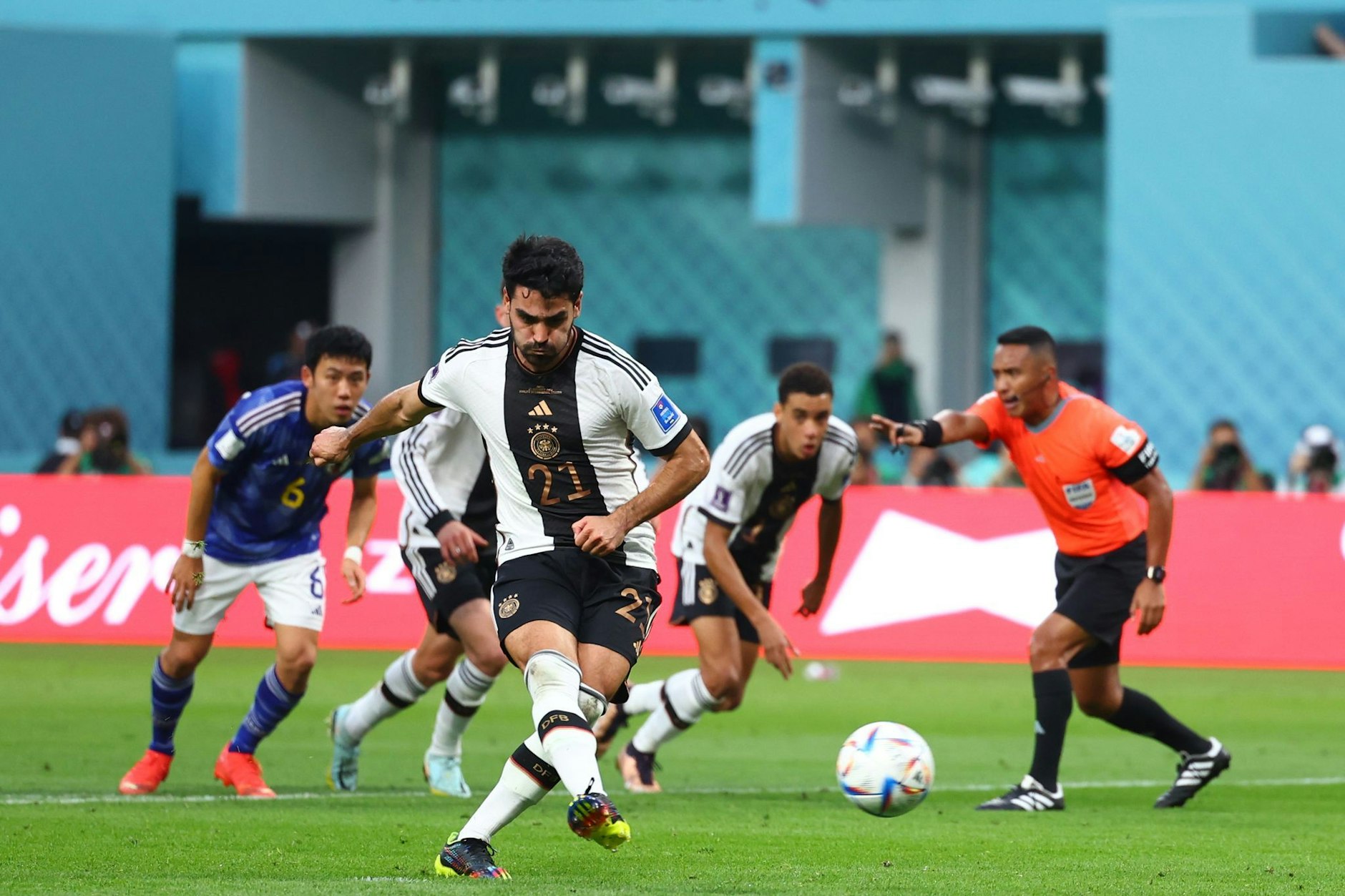 Ilkay Gündogan erzielt per Elfmeter die Führung. 