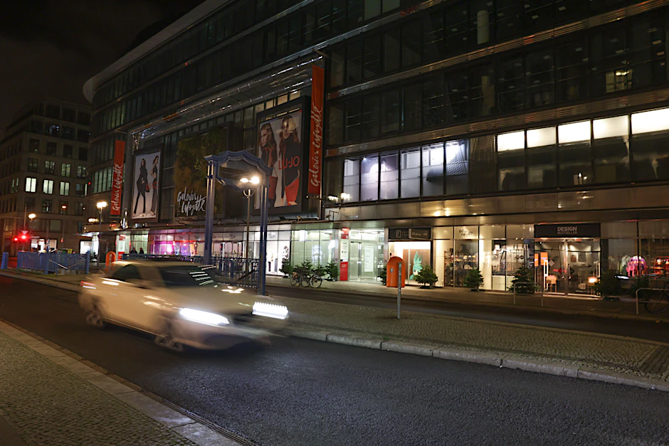 Die ersten Autos befahren in der Nacht zu Mittwoch wieder die Friedrichstraße.&nbsp;&nbsp;