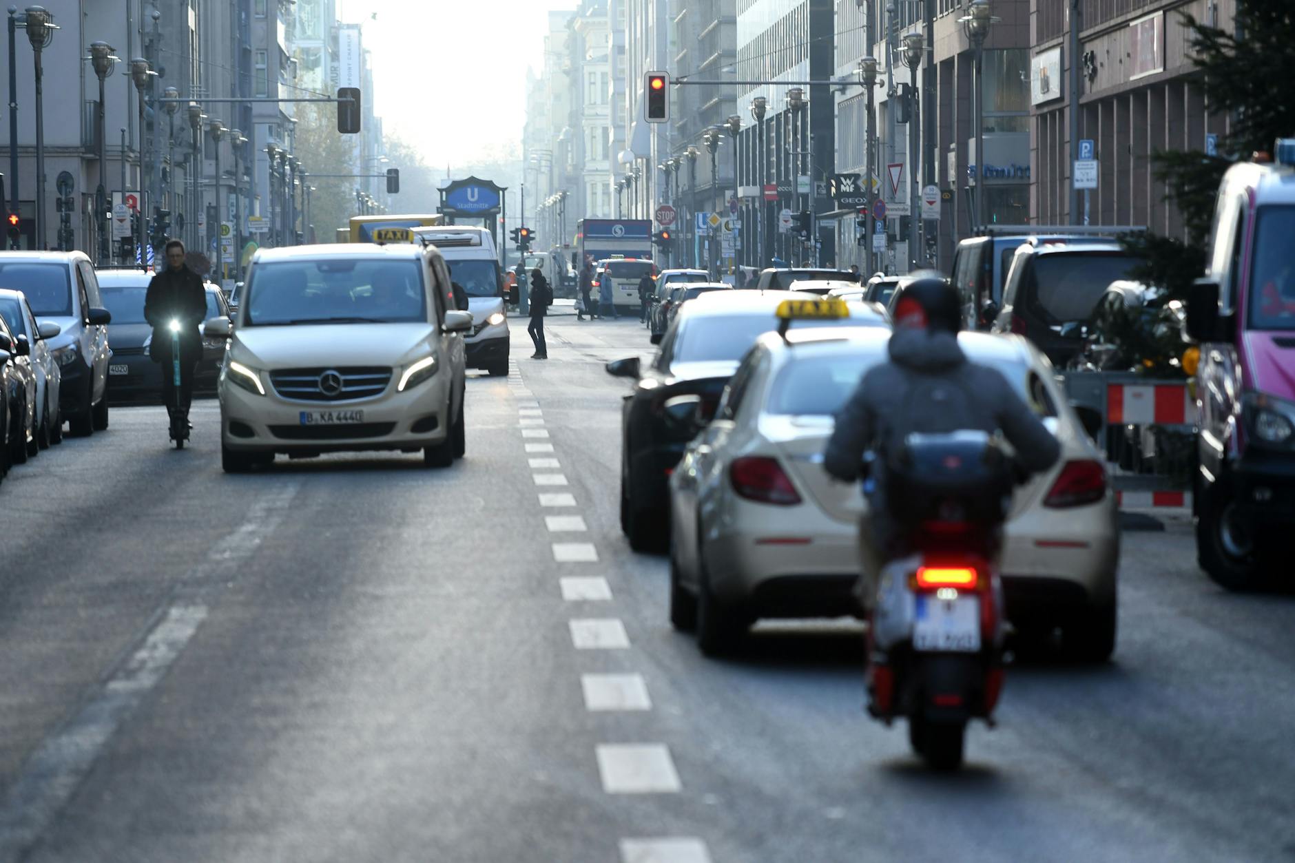 Am ersten Tag nach der Aufhebung der Sperrung: Die Friedrichstraße in Mitte durfte ab November 2022 wieder durchgängig von Autos befahren werden. Nun sollen die Kraftfahrzeuge wieder ausgesperrt werden - dauerhaft.