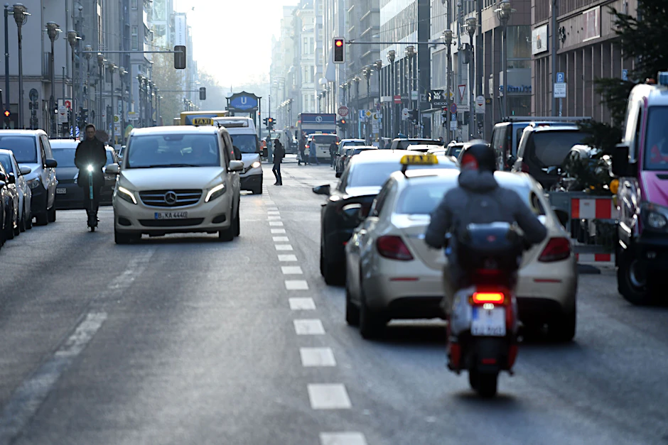 Im November 2022 wurde die über zweijährige Sperrung der Friedrichstraße nach dem Beschluss eines Gerichts wieder aufgehoben. Am Montag werden wieder Barrieren aufgestellt. Im Februar wird der Abschnitt zwischen Leipziger und Französischer Straße erneut für Fußgänger geöffnet.