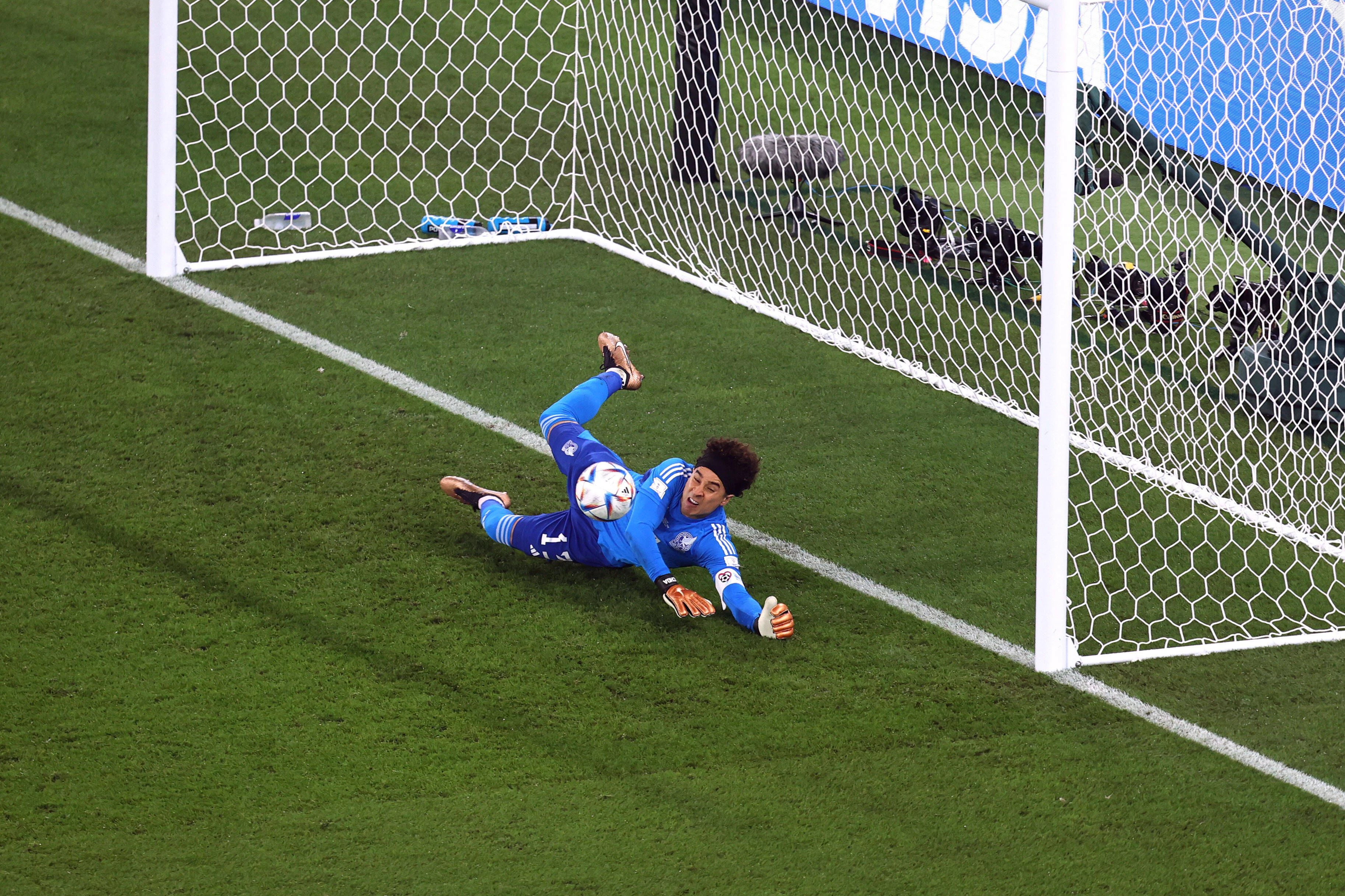 Die entscheidende Szene gegen Polen: Guillermo Ochoa pariert den Elfmeter von Robert Lewandowski.