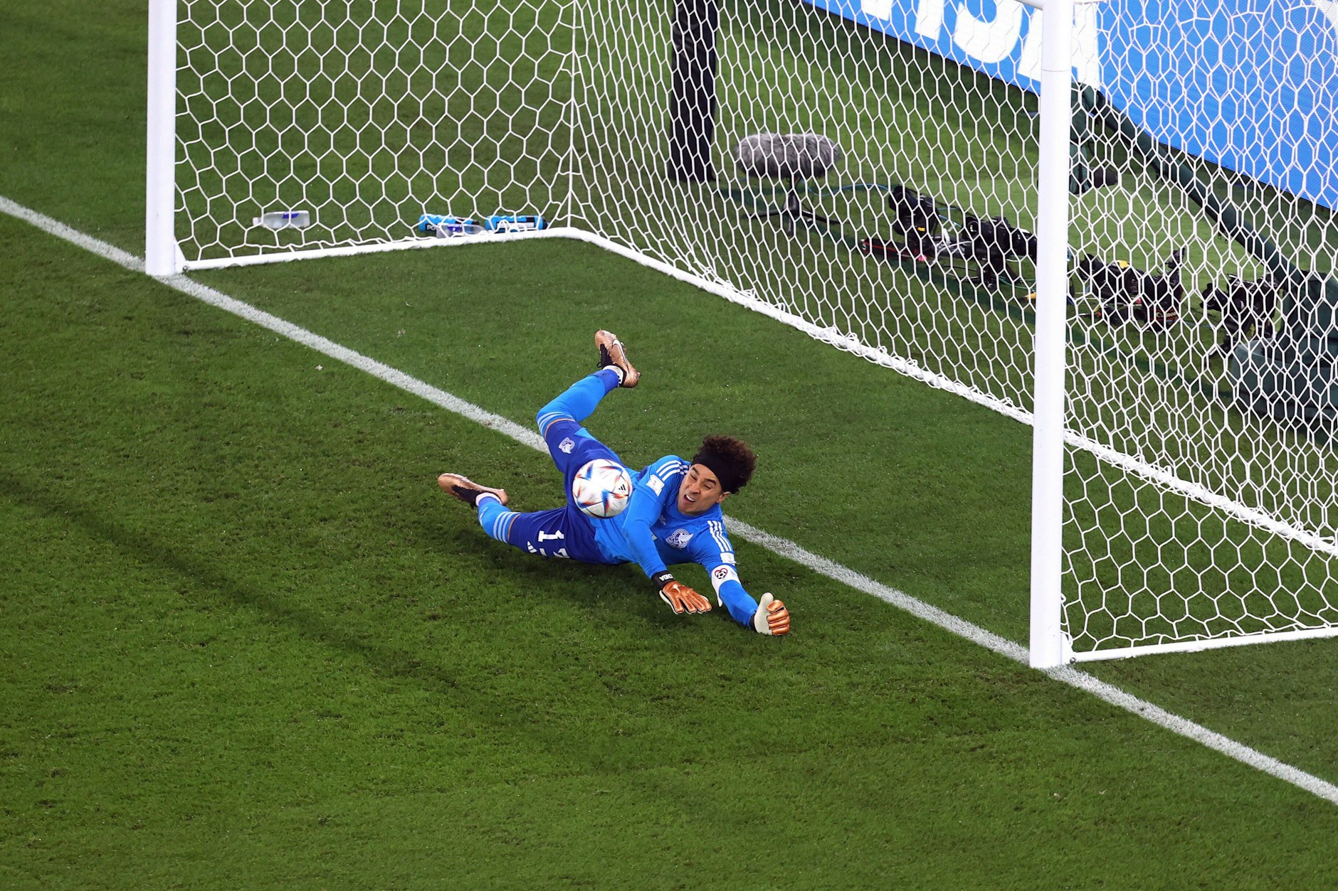 Die entscheidende Szene gegen Polen: Guillermo Ochoa pariert den Elfmeter von Robert Lewandowski.