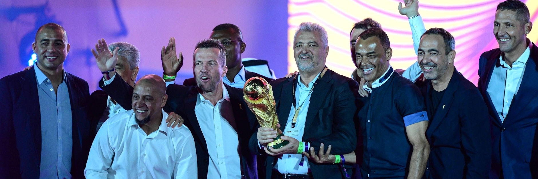 DFB-Rekordnationalspieler Lothar Matthäus (4.v.l.), hier bei der WM-Eröffnung, ist Botschafter Katars und scheint sich wenig um die Menschenrechte vor Ort zu kümmern.