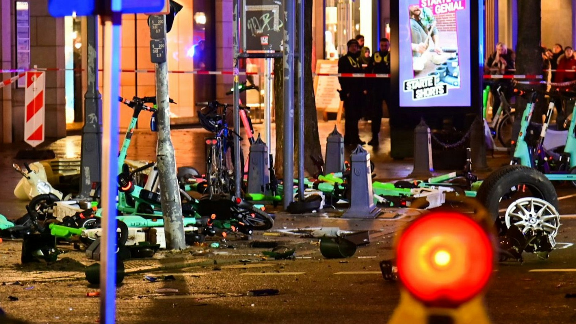 Zwei Fußgänger wurden bei einem schrecklichen Unfall am Düsseldorfer Weihnachtsmarkt schwer verletzt.