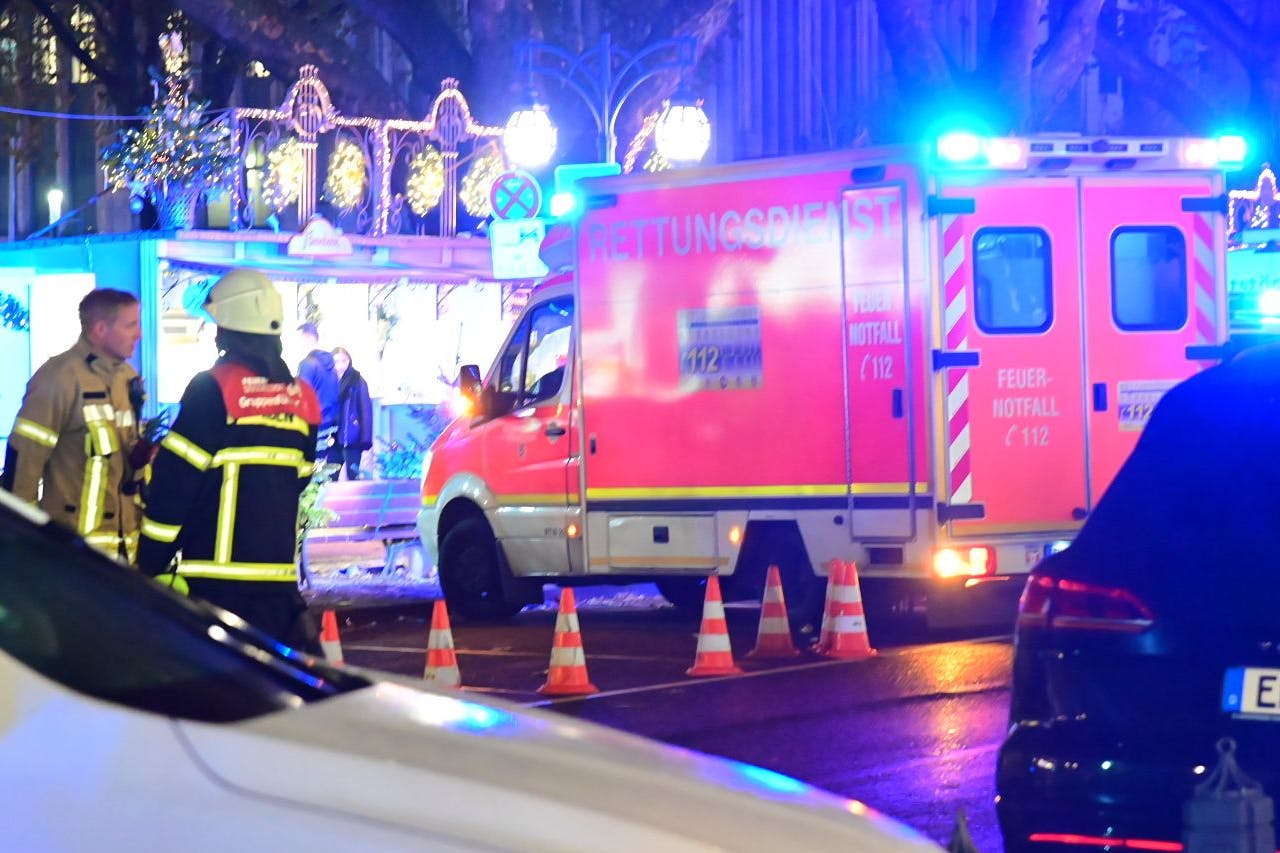 Ein Krankenwagen steht an der Königsallee. Auf der Düsseldorfer Einkaufsmeile hat es unweit des Weihnachtsmarktes einen Autounfall mit zwei Schwerverletzten gegeben.
