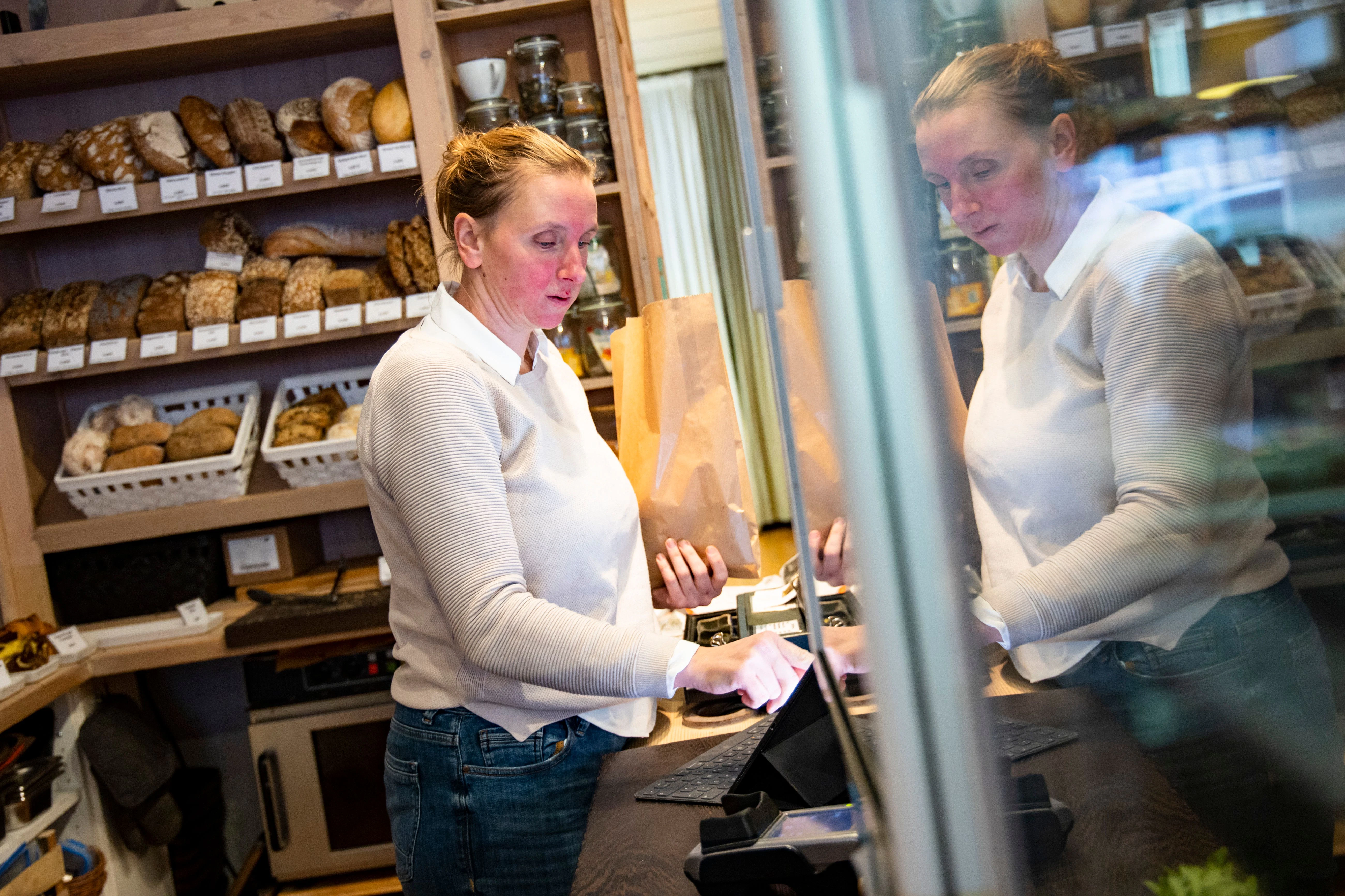 Martina Marggraf an der Kasse in ihrem Bioladen  
              
              