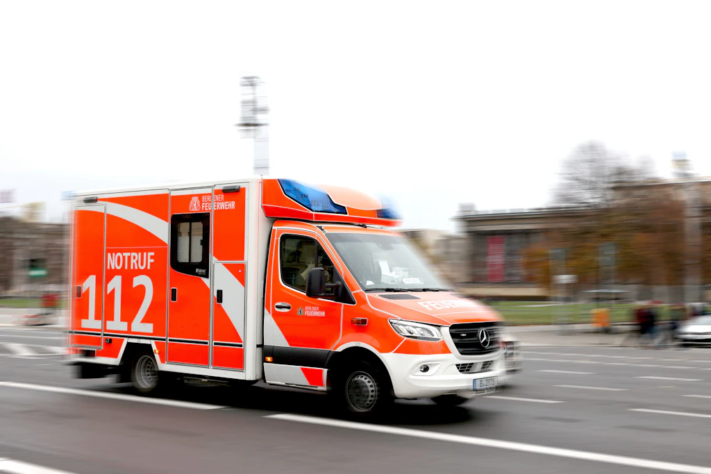 Berlin: Radfahrerin wird von Auto erfasst – Beinbruch