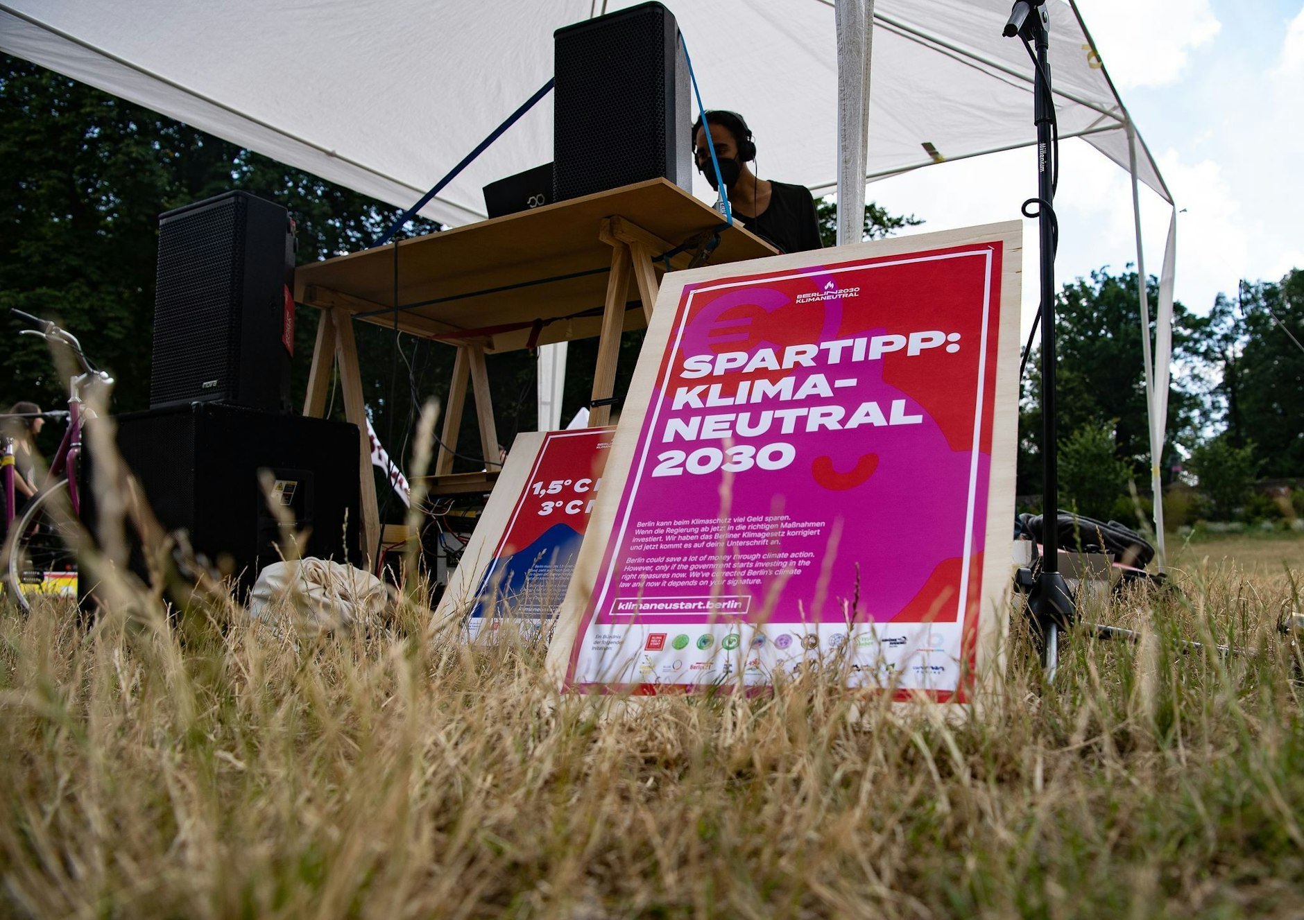 ARCHIV - Unterschriftenaktion zum Volksbegehren «Klimaneustart» in der Hasenheide.  