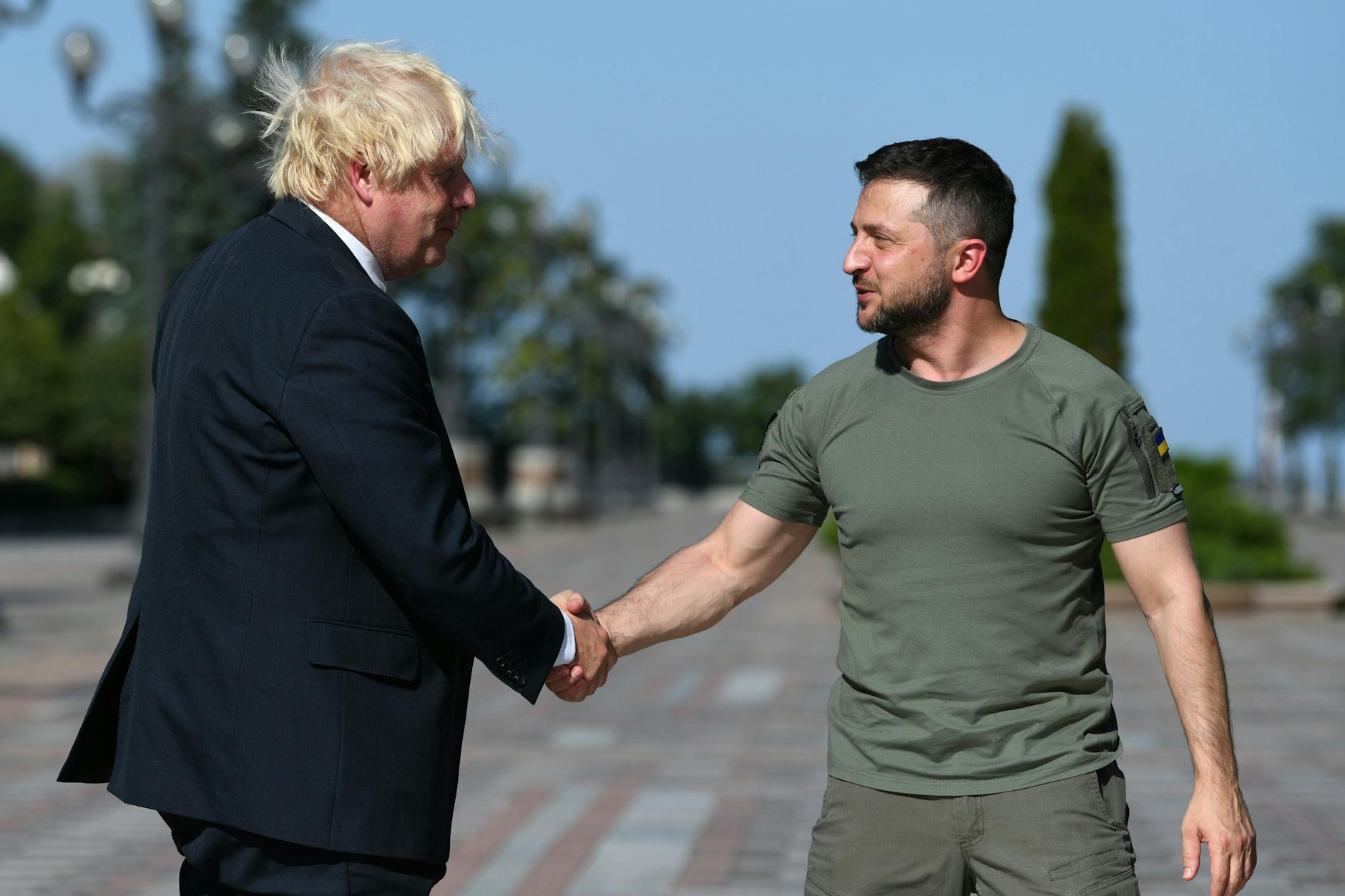 Kiew, Ukraine: Wolodymyr Selenskyj (r.), Präsident der Ukraine, und Boris Johnson, damals noch Premierminister von Großbritannien, geben sich während ihres Treffens die Hand.