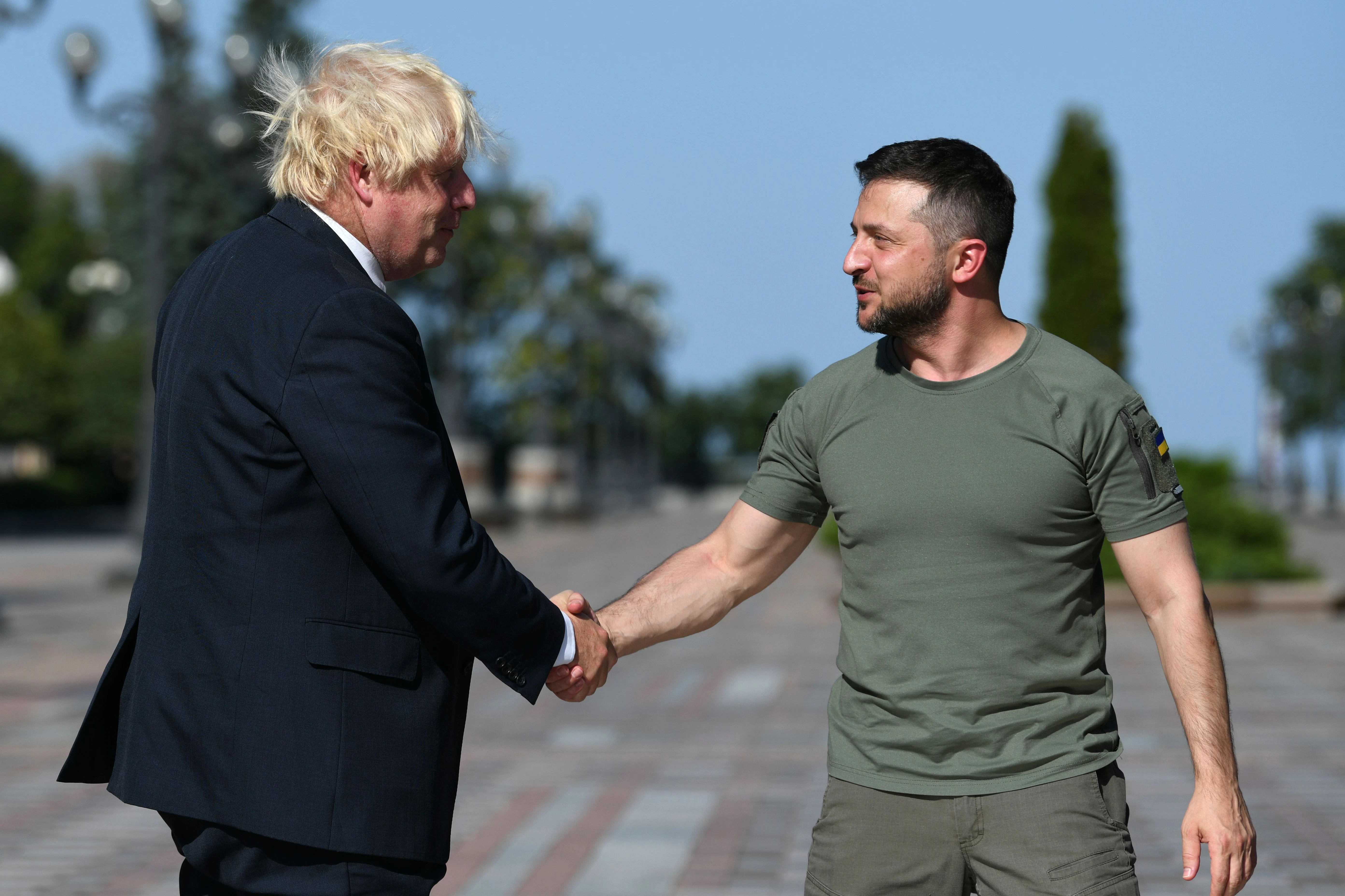 Kiew, Ukraine: Wolodymyr Selenskyj (r.), Präsident der Ukraine, und Boris Johnson, damals noch Premierminister von Großbritannien, geben sich während ihres Treffens die Hand.