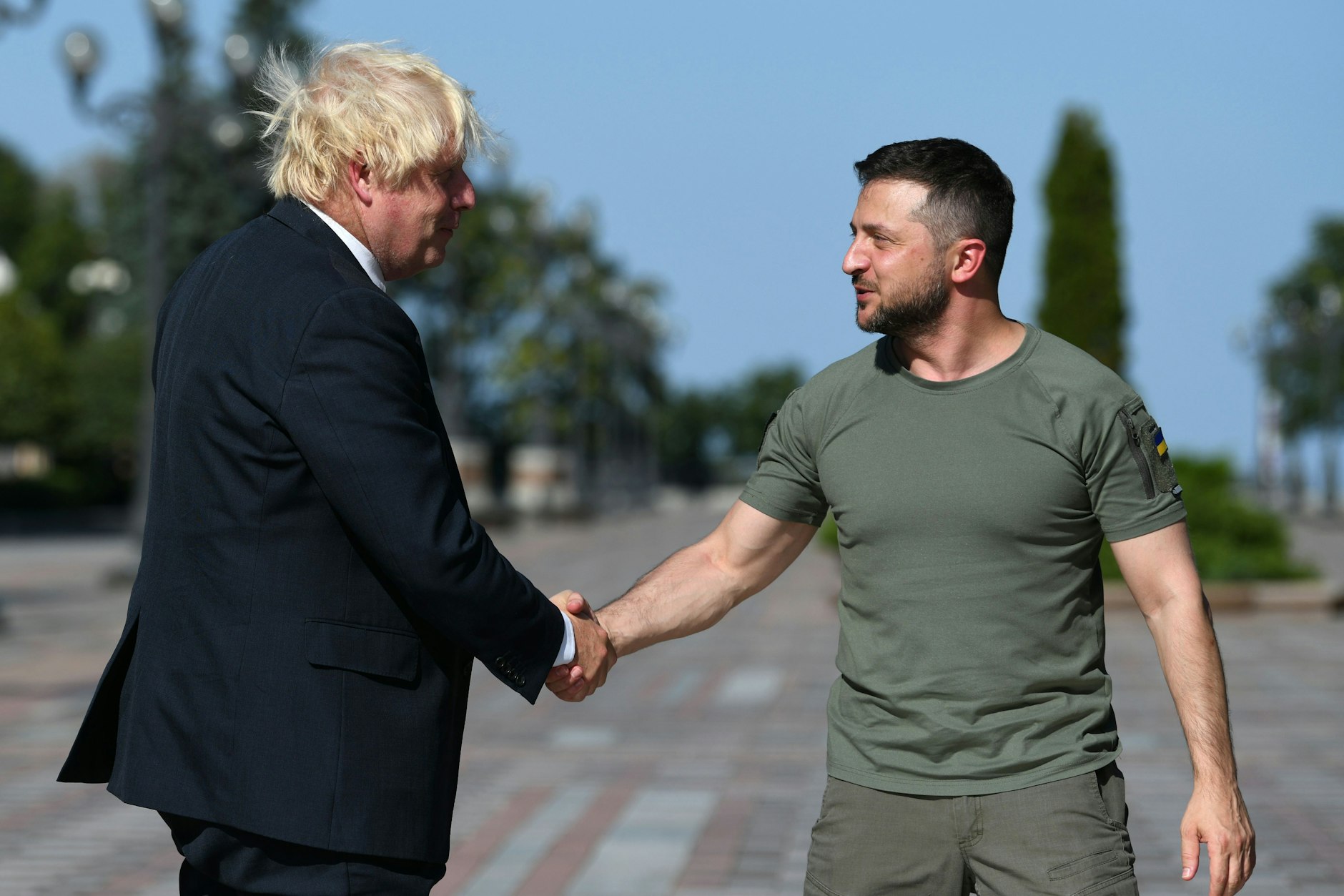 Kiew, Ukraine: Wolodymyr Selenskyj (r.), Präsident der Ukraine, und Boris Johnson, damals noch Premierminister von Großbritannien, geben sich während ihres Treffens die Hand.