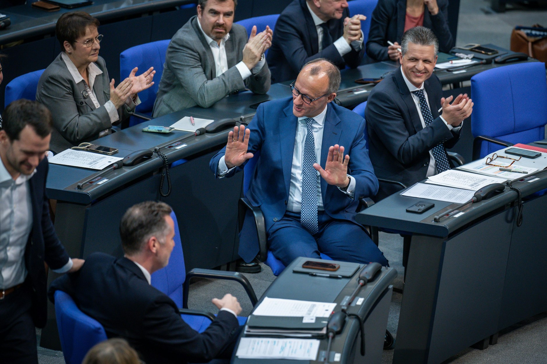 23.11.2022, Berlin: Friedrich Merz (vordere Reihe M.), CDU-Bundesvorsitzender, spricht mit Christian Dürr, Fraktionschef der FDP im Bundestag, in der Generaldebatte der Haushaltswoche.