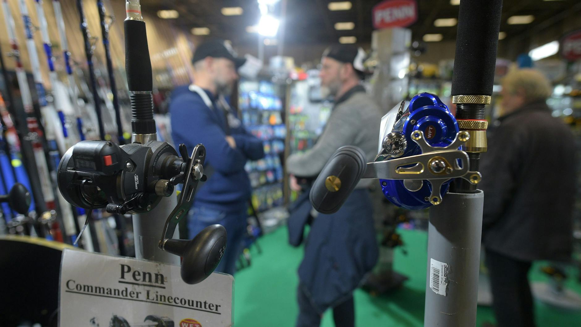 Vor allem die Petri-Jünger aus unserer Region kommen zur Angelmesse, um nach neuen Ruten und Rollen zu schauen - und natürlich zum Fachsimpeln.