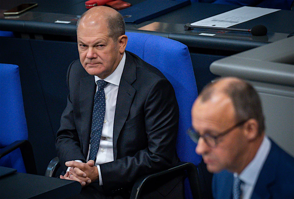 Bundeskanzler Olaf Scholz (SPD) beobachtet Friedrich Merz, CDU-Bundesvorsitzender, im Bundestag in der Generaldebatte der Haushaltswoche.