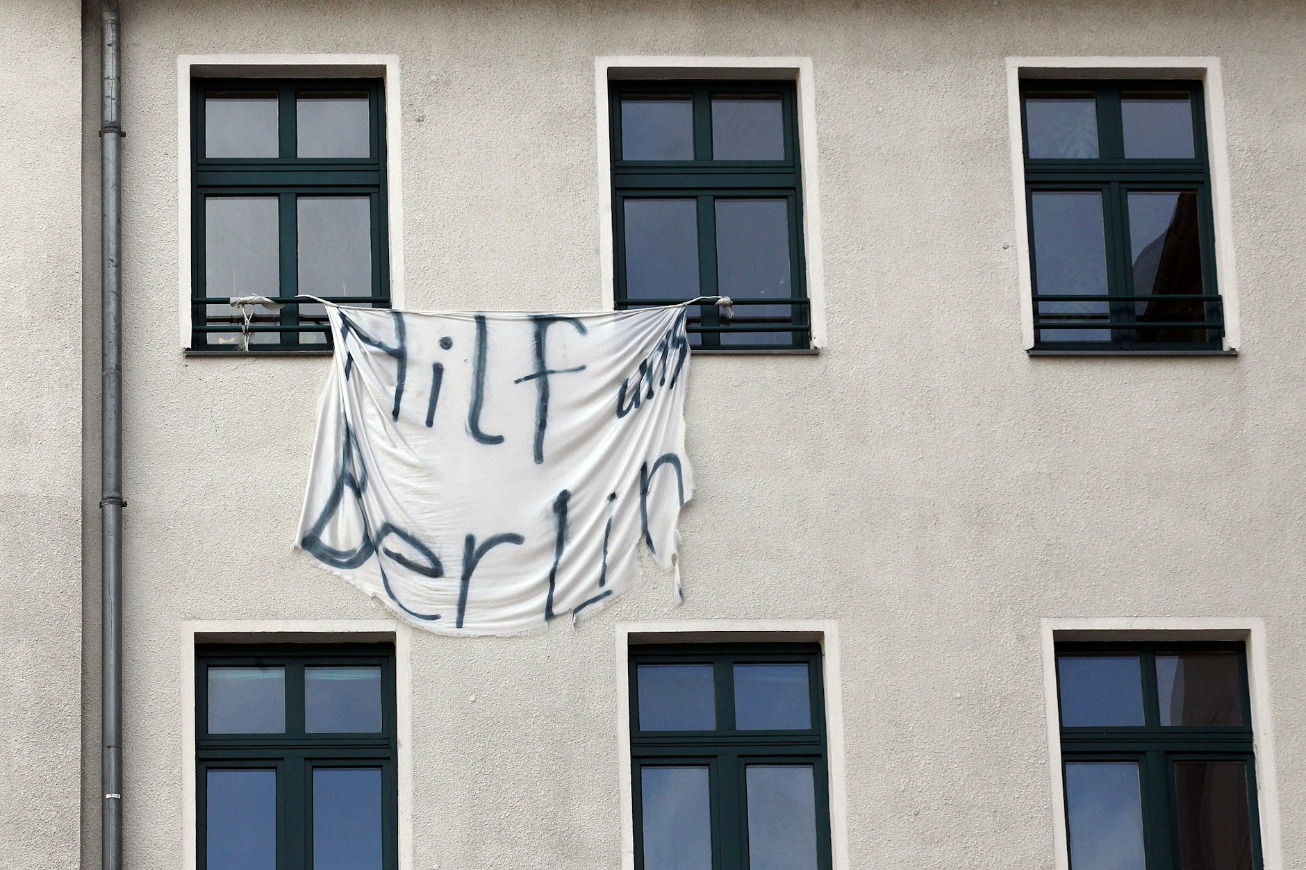 „Hilf uns Berlin“ – mit solchen Transparenten an den Hausfassaden warben früher viele Hausgemeinschaften darum, dass die Bezirke ihr Vorkaufsrecht ausüben.