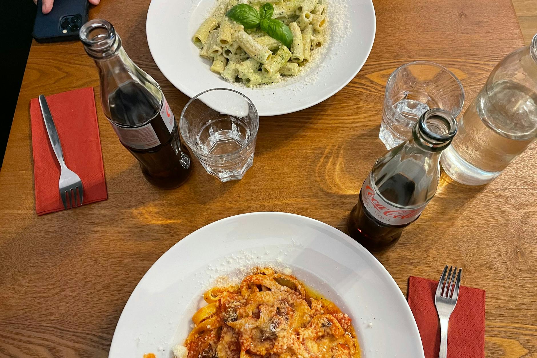 Oben Pesto, unten Amatriciana, dazu zwei Cola Light: Macht 19 Euro. So geht Mittagstisch zum kleinen Preis im Tirelli’s in Kreuzberg.