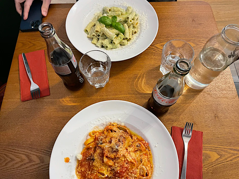 Oben Pesto, unten Amatriciana, dazu zwei Cola Light: Macht 19 Euro. So geht Mittagstisch zum kleinen Preis im Tirelli’s in Kreuzberg.