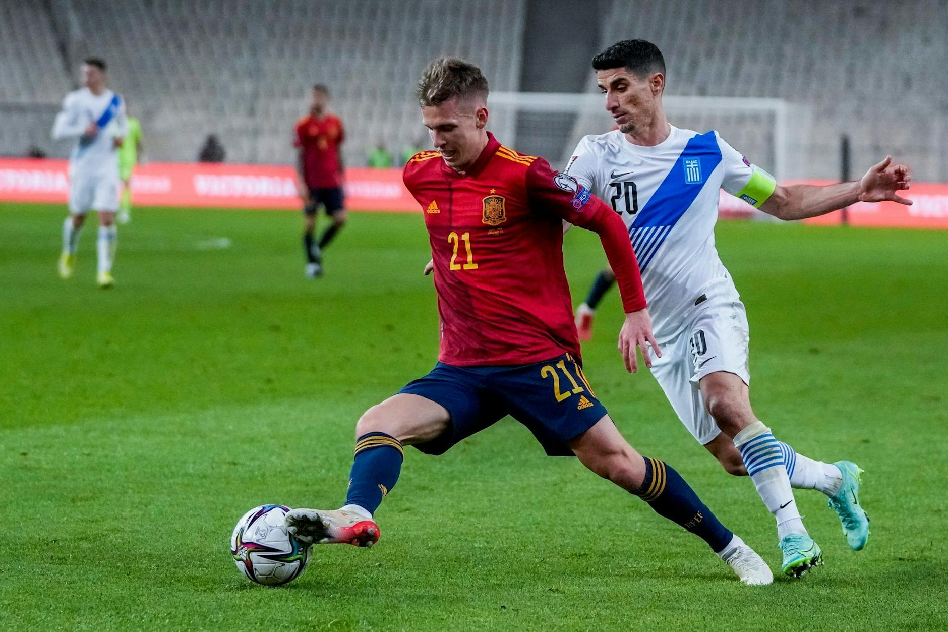 ARCHIV - Spaniens Dani Olmo behauptet vor Griechenlands Petros Mantalos (r) den Ball.