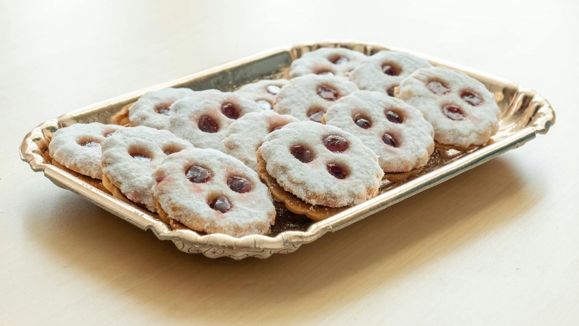 Die Linzer Kekse werden auch Linzer Augen genannt.