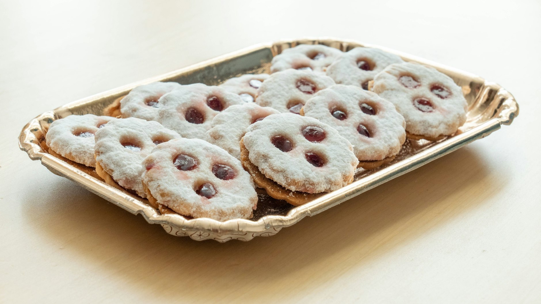 Die Linzer Kekse werden auch Linzer Augen genannt. 