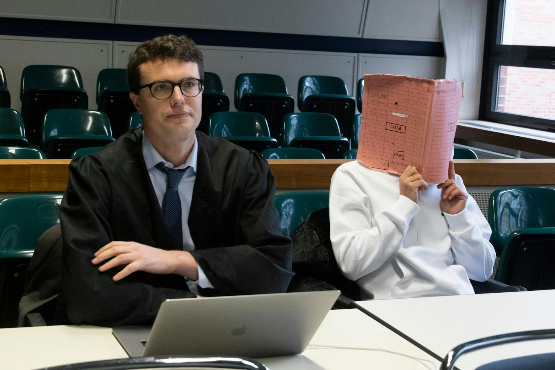 Der Angeklagte (r.) neben seinem Anwalt in Berlin vor Gericht. Er wurde am Ende freigesprochen.