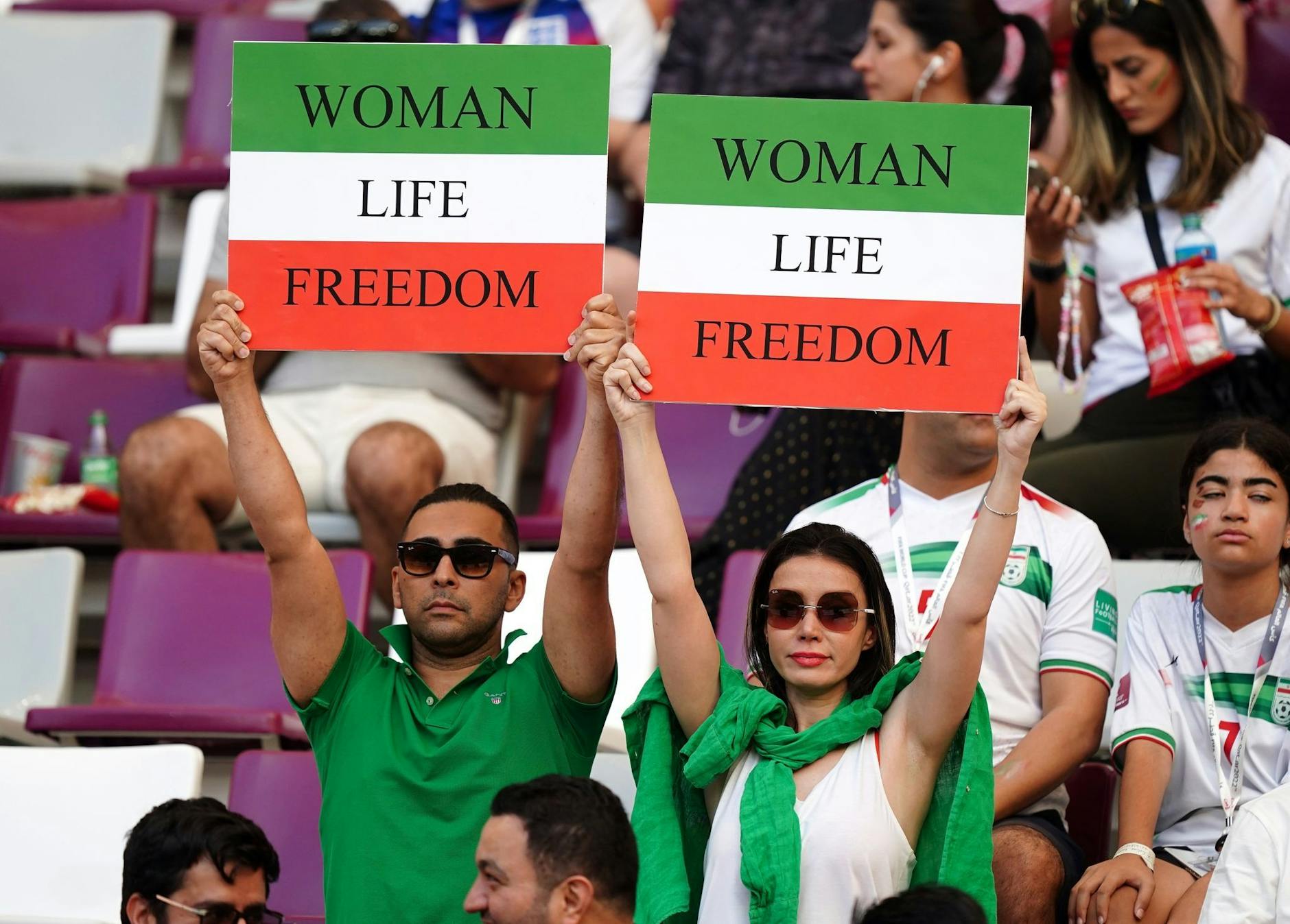 dpatopbilder - Trotz der Versuche der Fifa, die WM möglichst frei von politischen Statements zu veranstalten, lassen sich die Fans nicht von ihrer Botschaft abbringen. Beim Spiel von England gegen den Iran halten Fans Schilder mit der Aufschrift "Woman Life Freedom" hoch - dem Motto der Proteste im Iran.