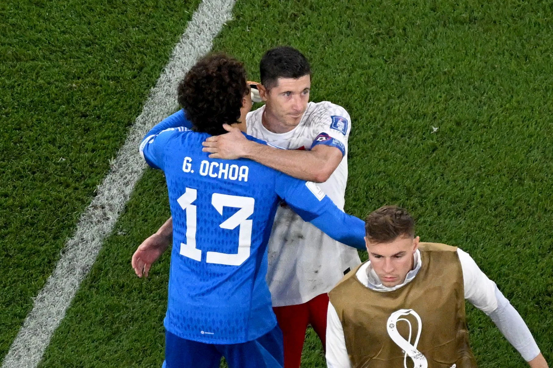 Guillermo Ochoa (l.) umarmte nach dem Spiel gegen Polen den sichtlich enttäuschten Robert Lewandowski.