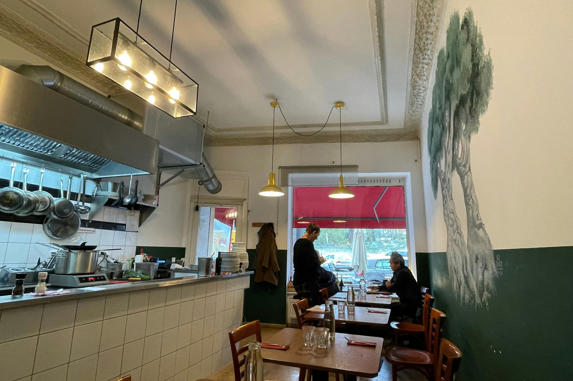 Rechts das interessante Fresko eines Olivenbaums.