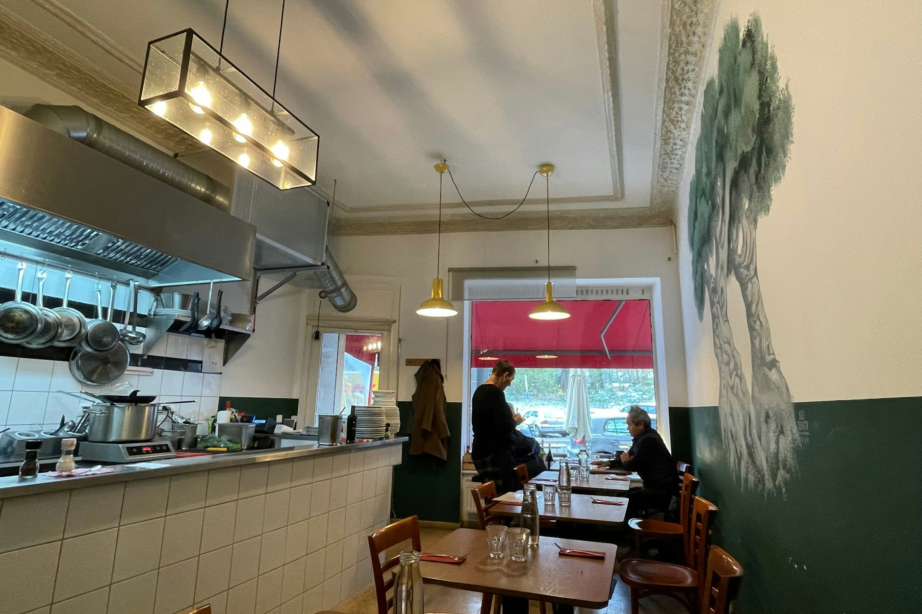 Rechts das interessante Fresko eines Olivenbaums.