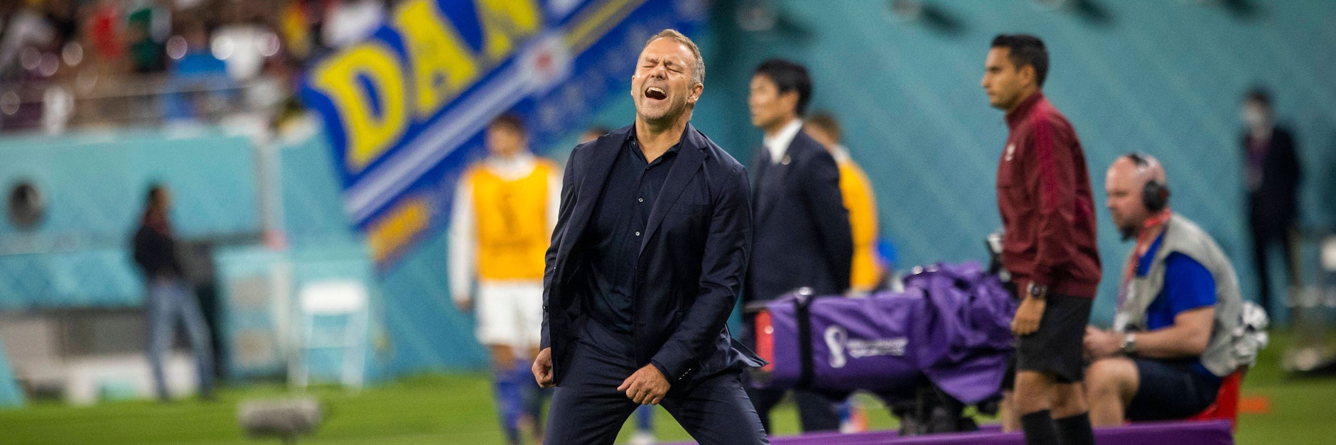 Bundestrainer Hansi Flick schreit seinen Frust nach dem 1:2 gegen Japan heraus.