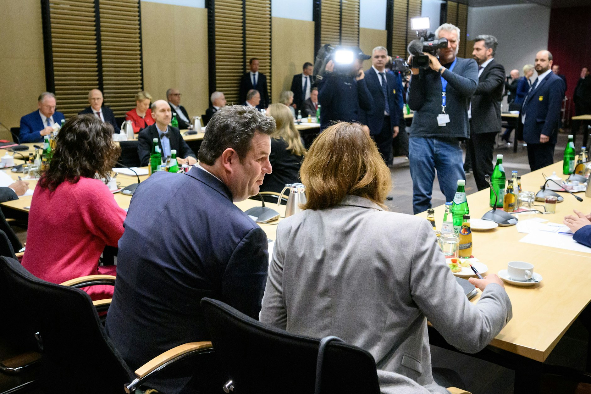 Arbeits- und Sozialminister Hubertus Heil (SPD) sitzt in den Verhandlungen des Vermittlungsausschusses von Bundestag und Bundesrat über das Bürgergeld.