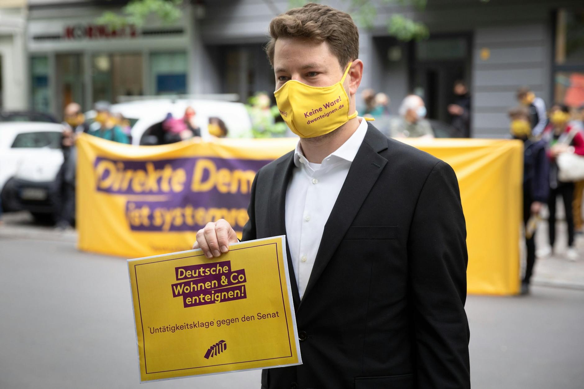 Die Initiative „Deutsche Wohnen & Co enteignen“ protestierte in den vergangenen Jahren immer wieder gegen Behinderungen. Wie hier gegen die ihrer Meinung nach zu lange Prüfung des Volksbegehrens, das am Ende erfolgreich war. 