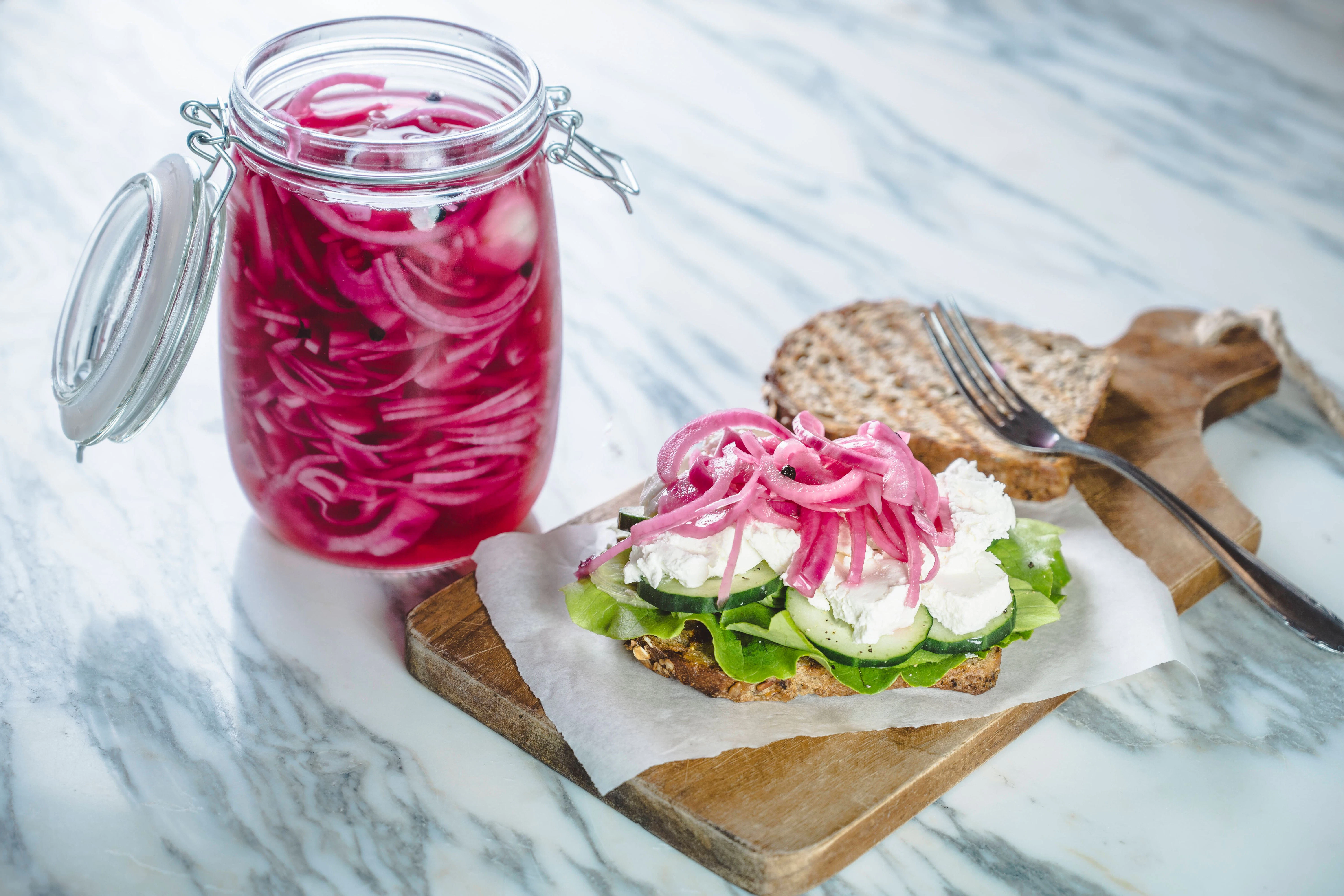 Einfach, lecker und kostet eigentlich gar nichts: eingelegte rote Zwiebeln.