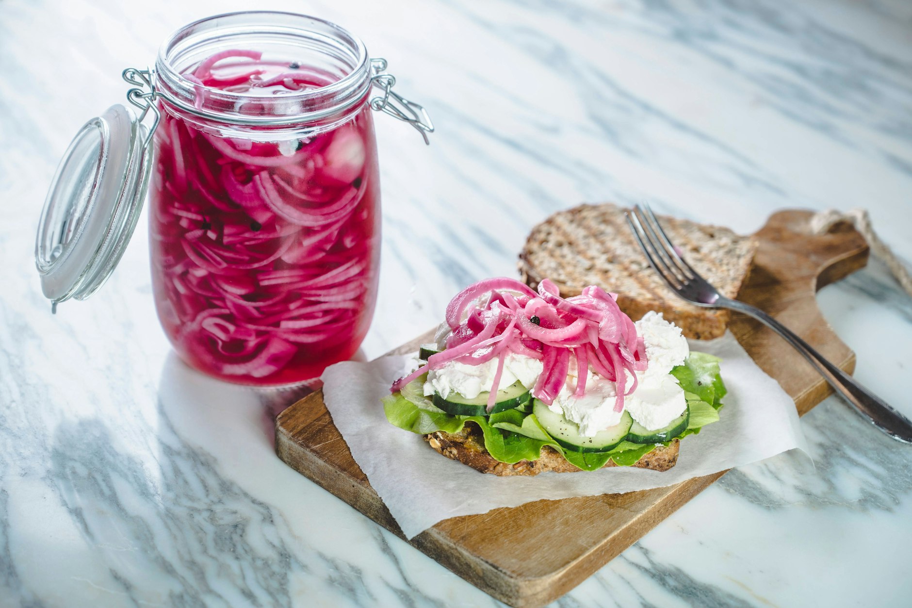 Einfach, lecker und kostet eigentlich gar nichts: eingelegte rote Zwiebeln.