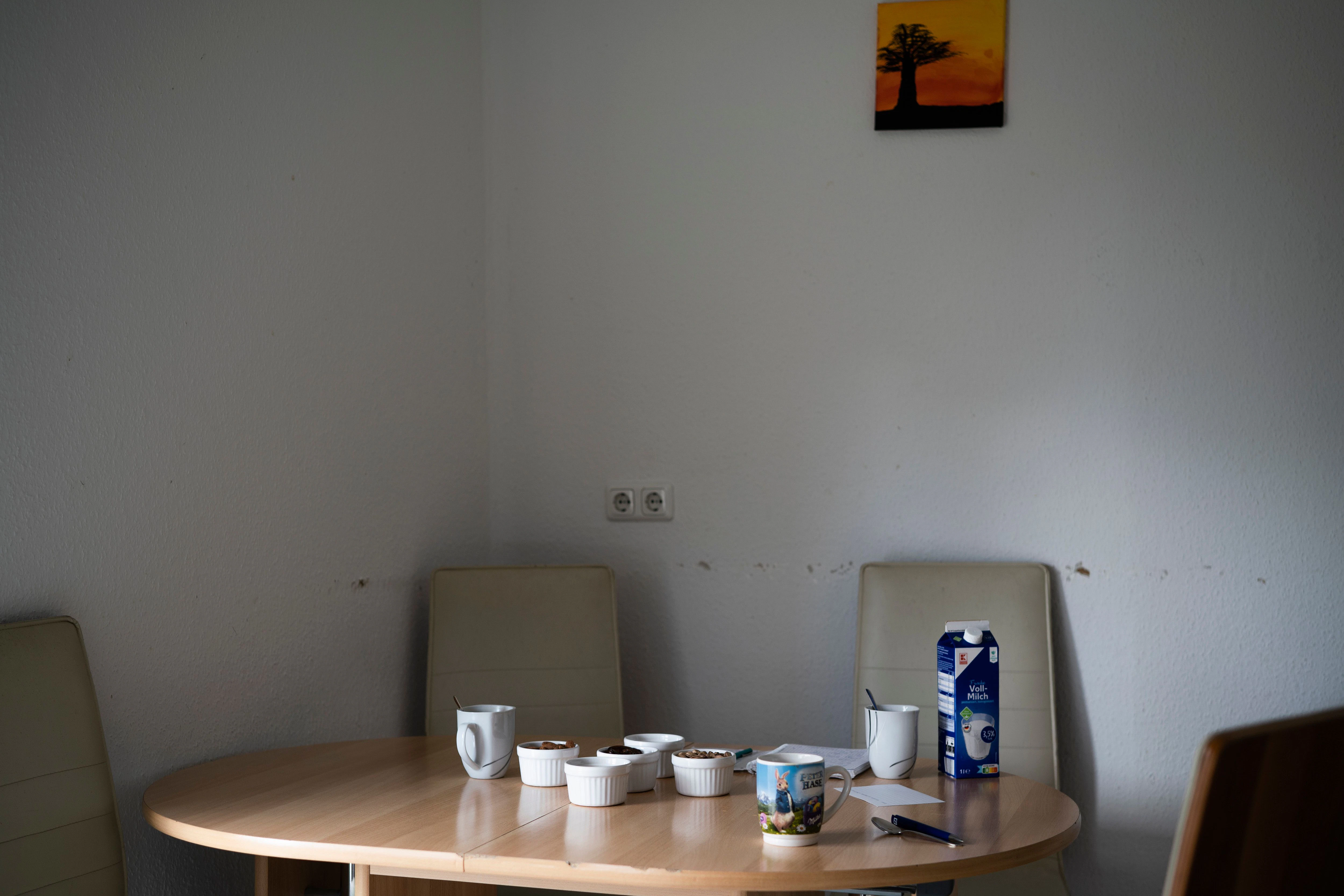 In der 46-Quadratmeter-Wohnung der Familie Y. in Neukölln müssen ständig Möbel gerückt werden. Das kleine Wohnzimmer ist zugleich das Schlafzimmer der Kinder.