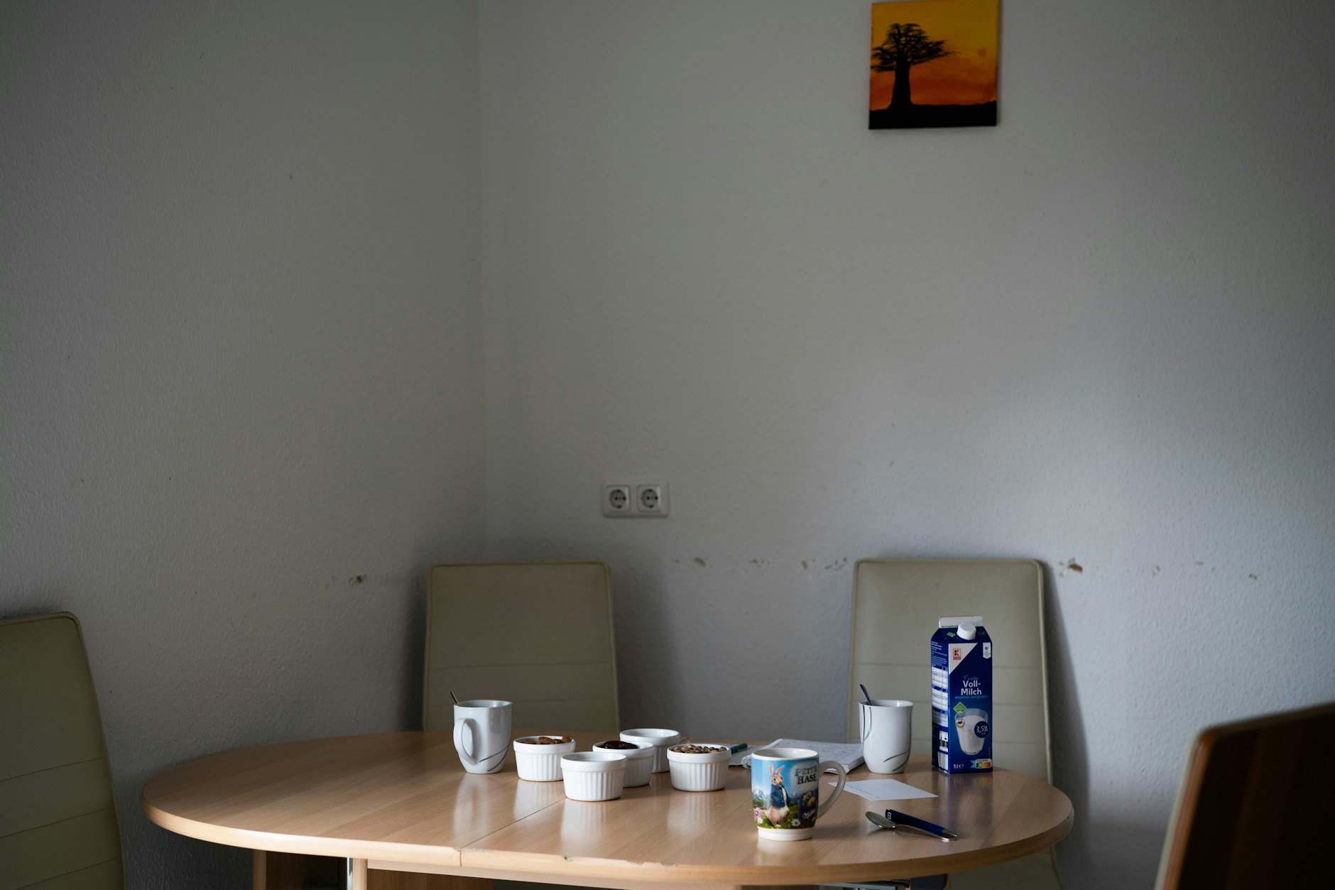 In der 46-Quadratmeter-Wohnung der Familie Y. in Neukölln müssen ständig Möbel gerückt werden. Das kleine Wohnzimmer ist zugleich das Schlafzimmer der Kinder.