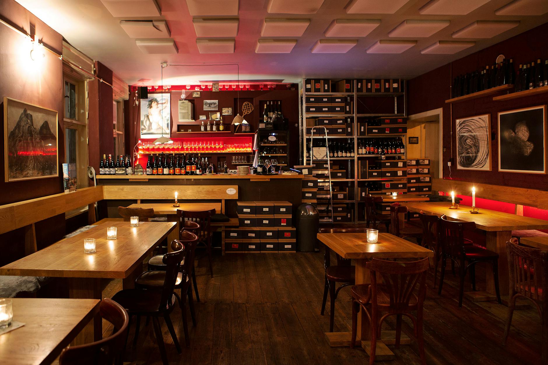 Der Innenraum des Weinvereins Kreuzberg.