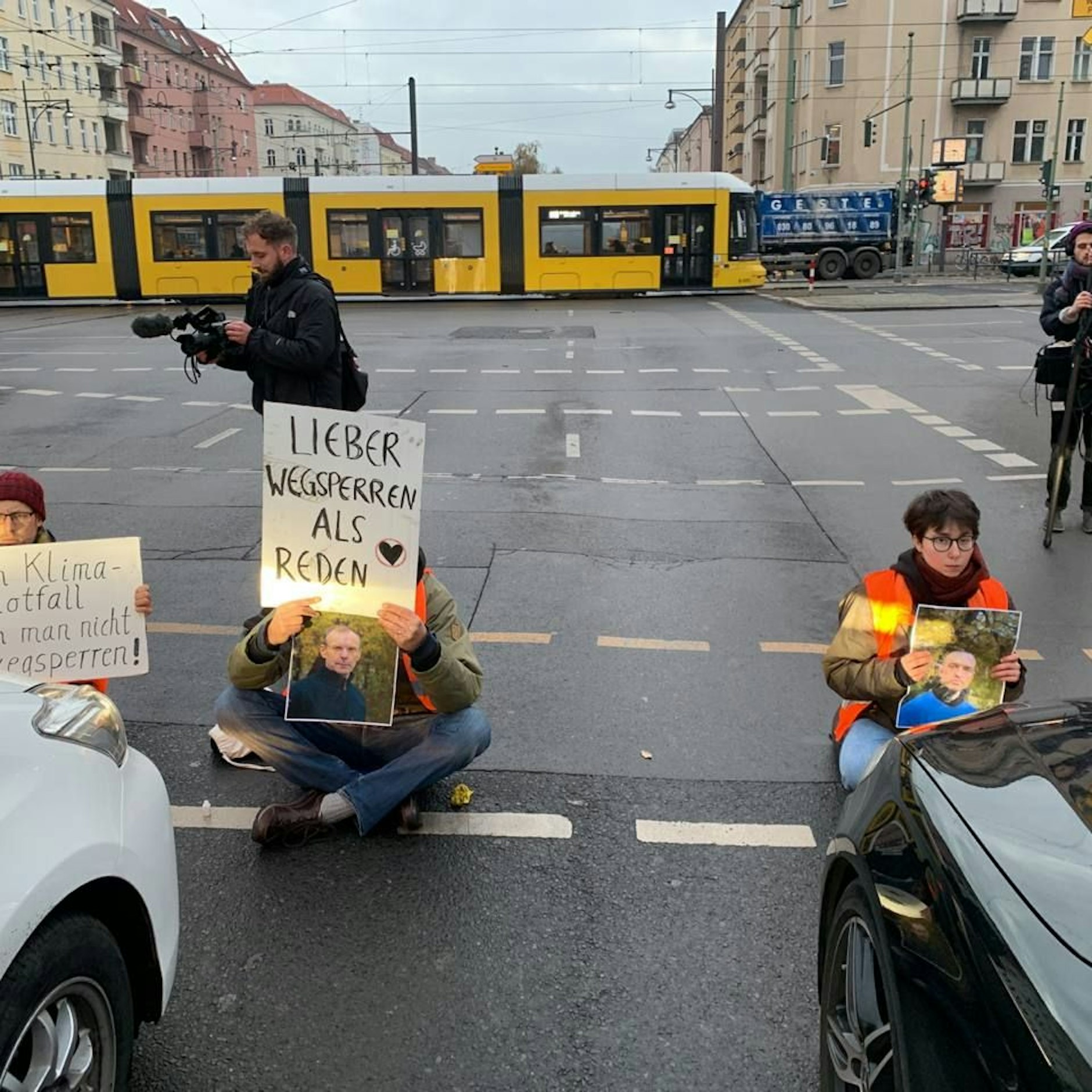Die Aktivisten der „Letzte Generation“ klebten sich auf der Greifswalder Straße fest.&nbsp;