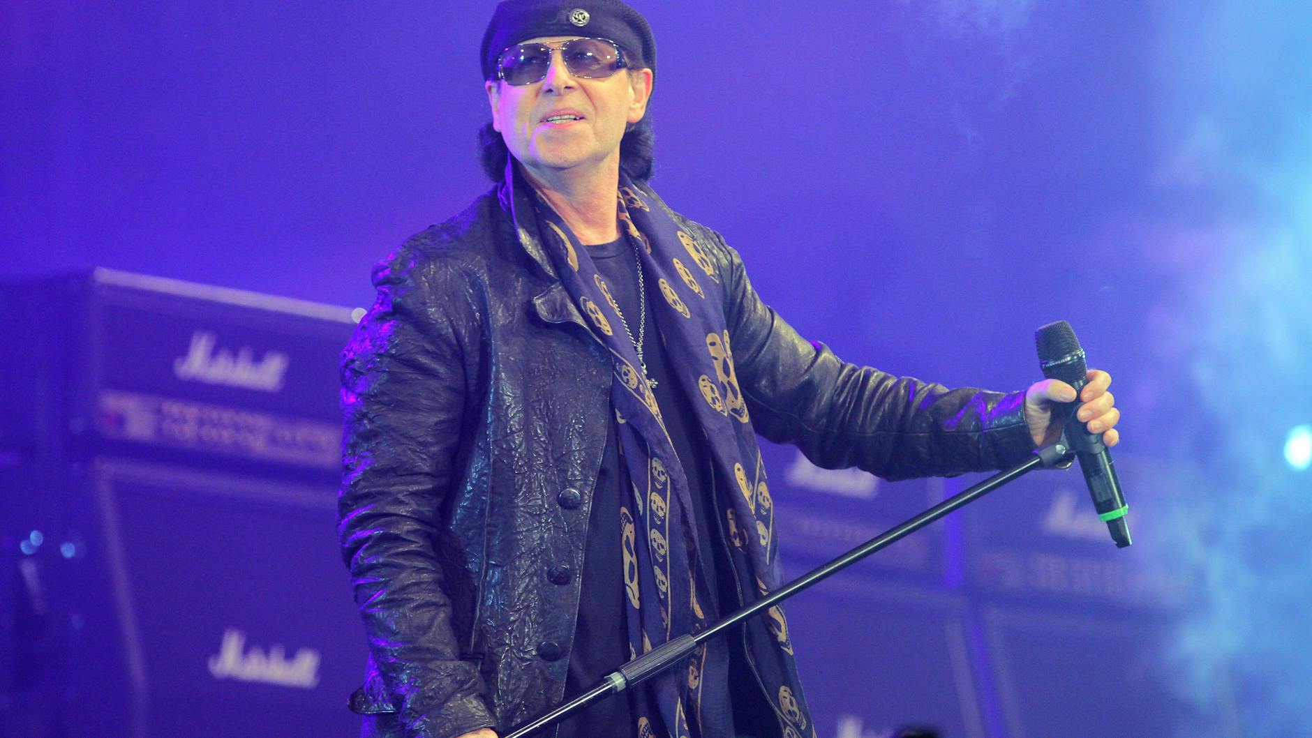 Wie bei der Silvester-Party 2011 ist Klaus Meine und seine Scorpions wieder am Brandenburger Tor dabei.
