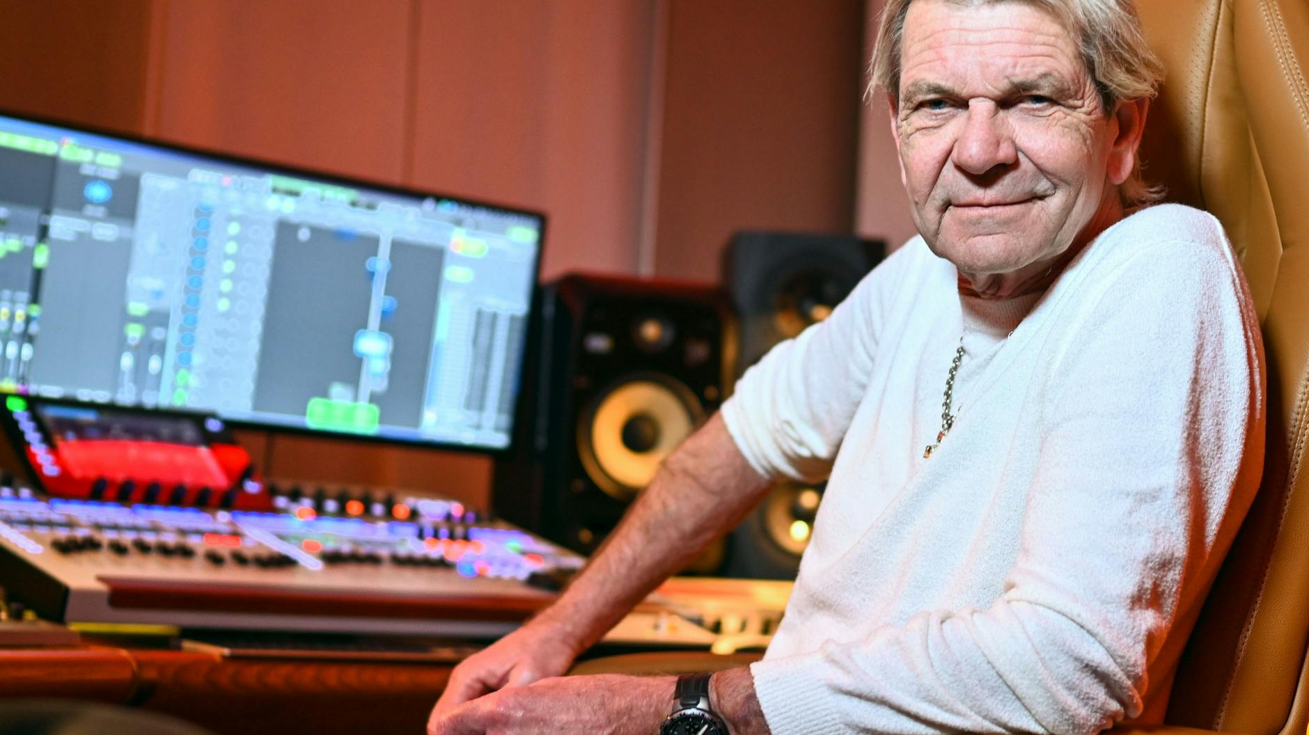 Schlagersänger Matthias Reim sitzt abends in seinem Musikstudio.