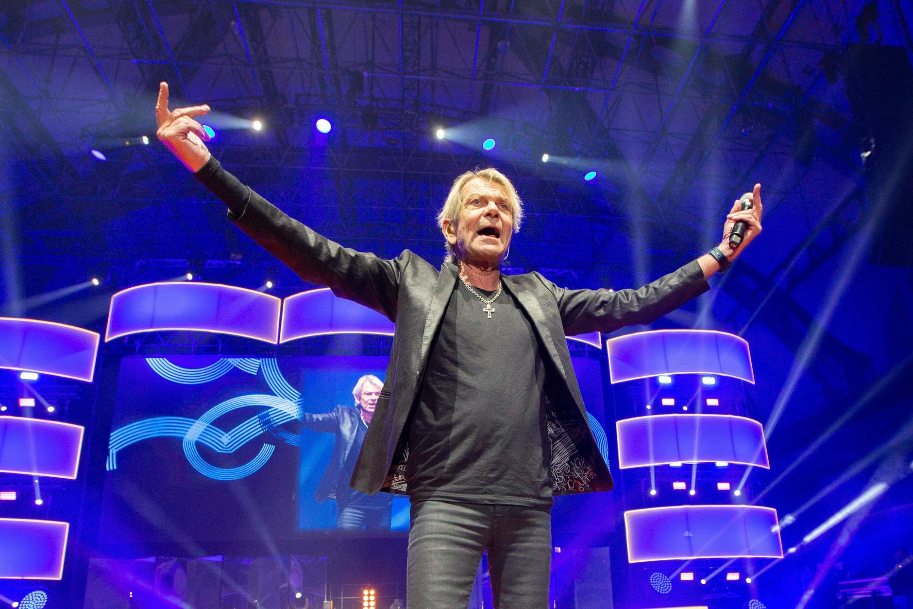 Schlagersänger Matthias Reim eine Woche vor seinem 65. Geburtstag bei einem Konzert in Frankfurt.