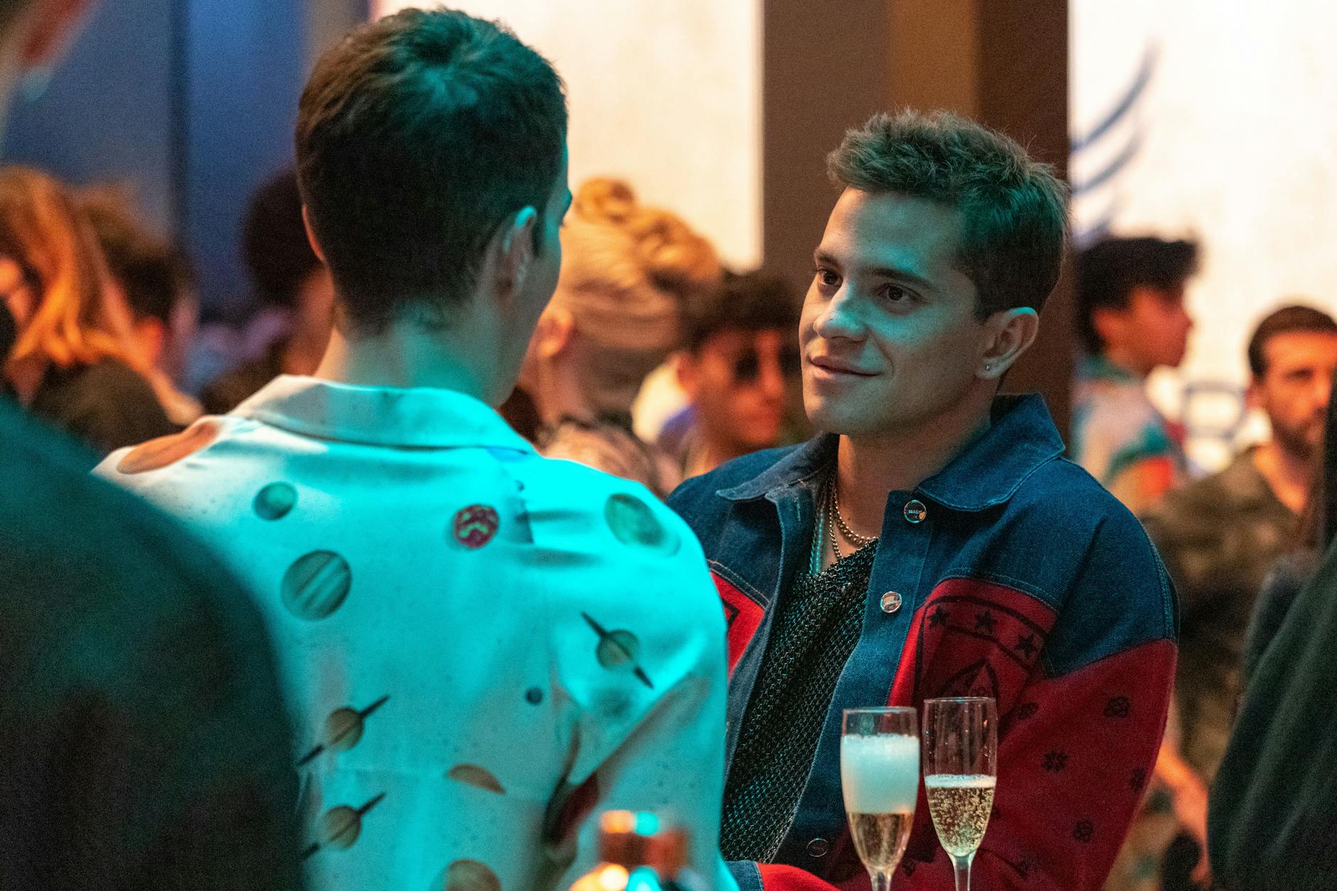 Loverboys bechern: Manu Ríos als Patrick und André Lamoglia als Iván in Staffel 6 von „Élite“