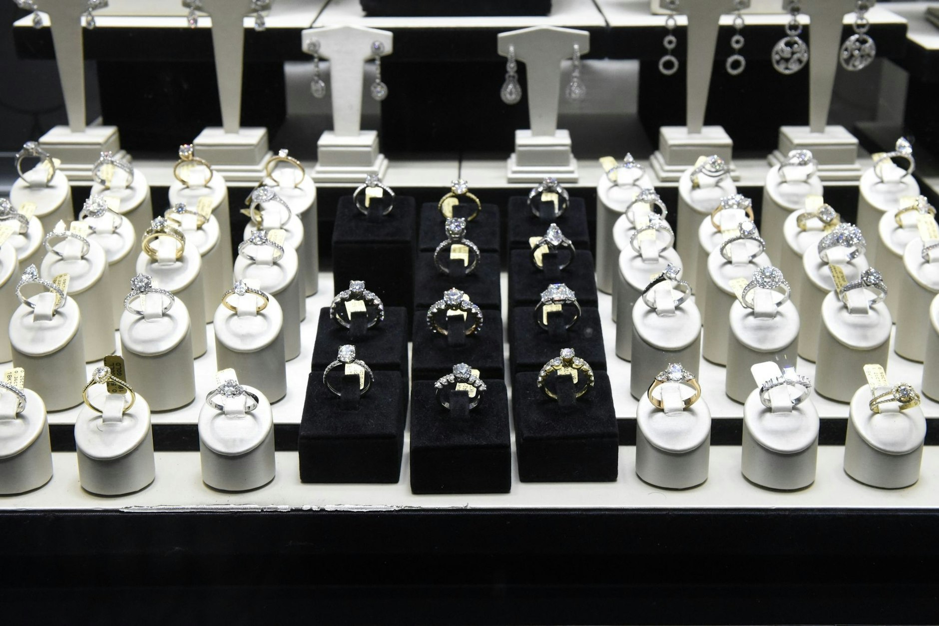 PRODUKTION - Edle Schmuckstücke liegen im Schaufenster eines Ladens im Diamantenviertel in Antwerpen.  