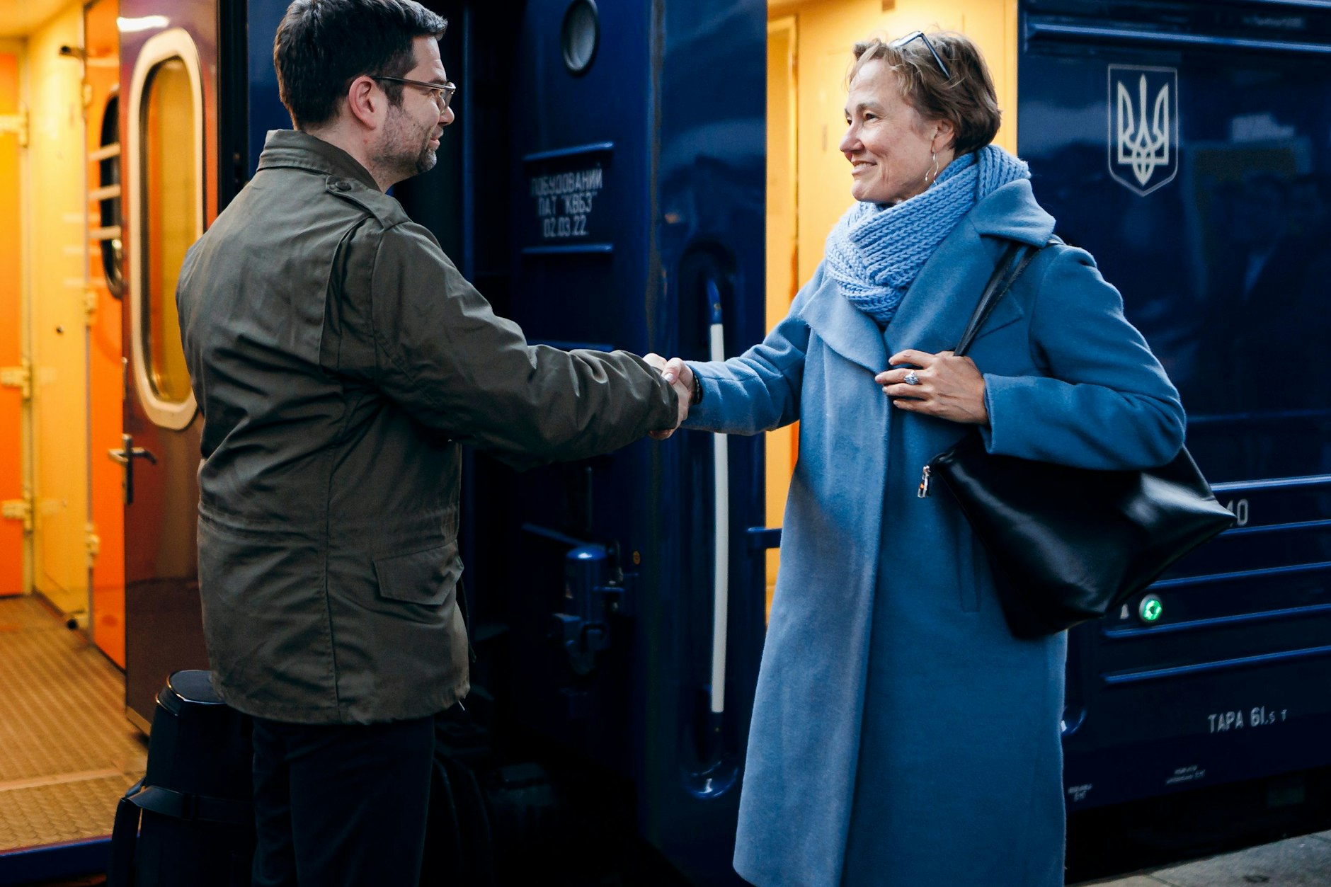 Marco Buschmann war bisher der letzte Besucher: Der FDP-Bundesjustizminister wird am 4. November bei der Ankunft am Hauptbahnhof in Kiew von der deutschen Botschafterin Anka Feldhusen begrüßt.