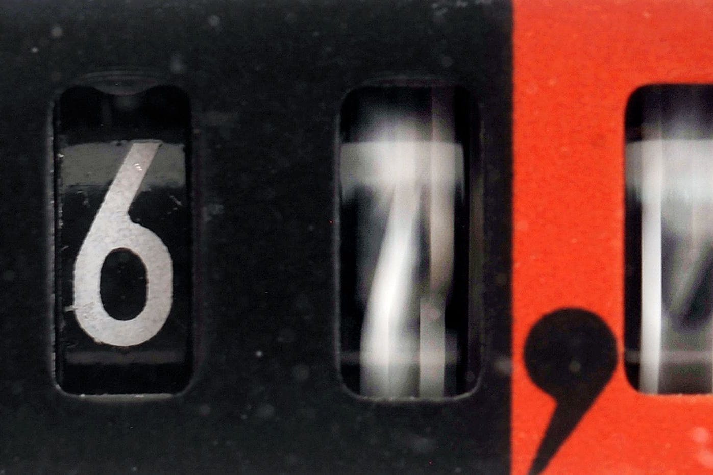 Der Zählerstand eines Wechselstromzählers in einem Haushalt.