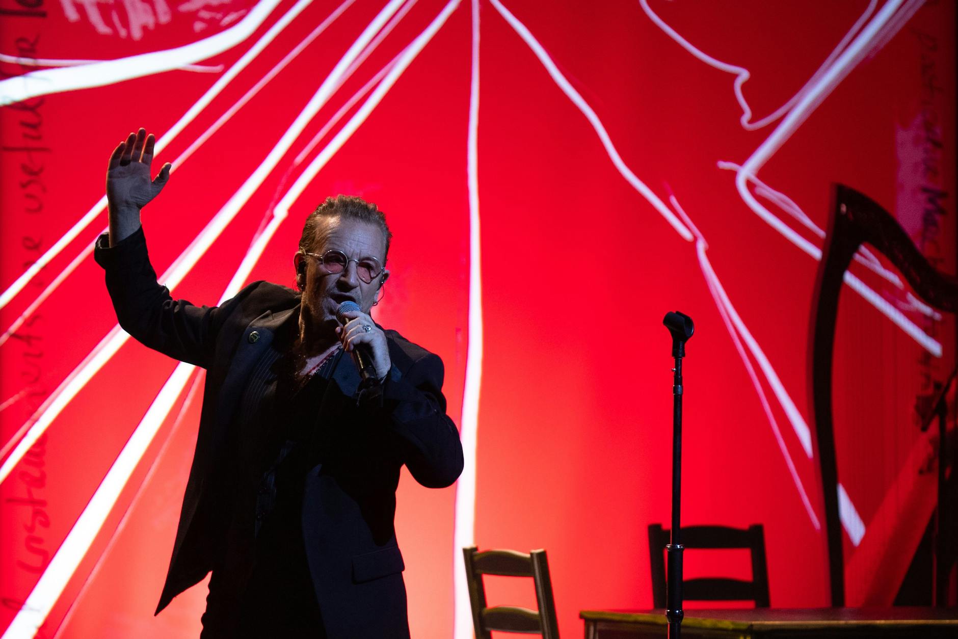 Bono im Londoner Palladium bei seiner Performance anlässlich der Memoiren.