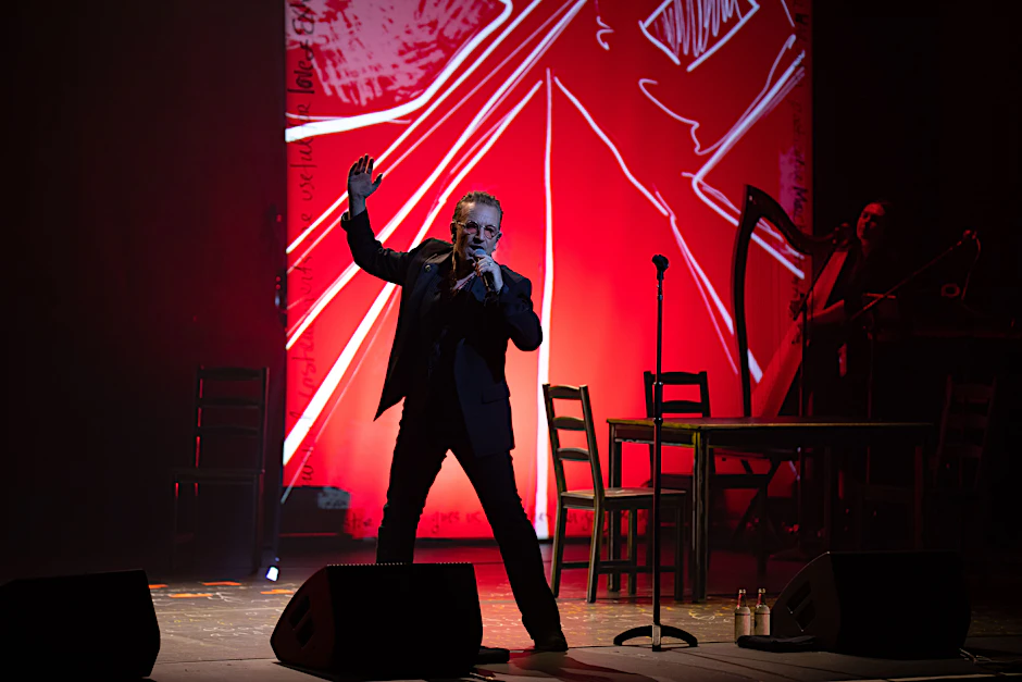 Bono im Londoner Palladium bei seiner Performance anlässlich der Memoiren.
