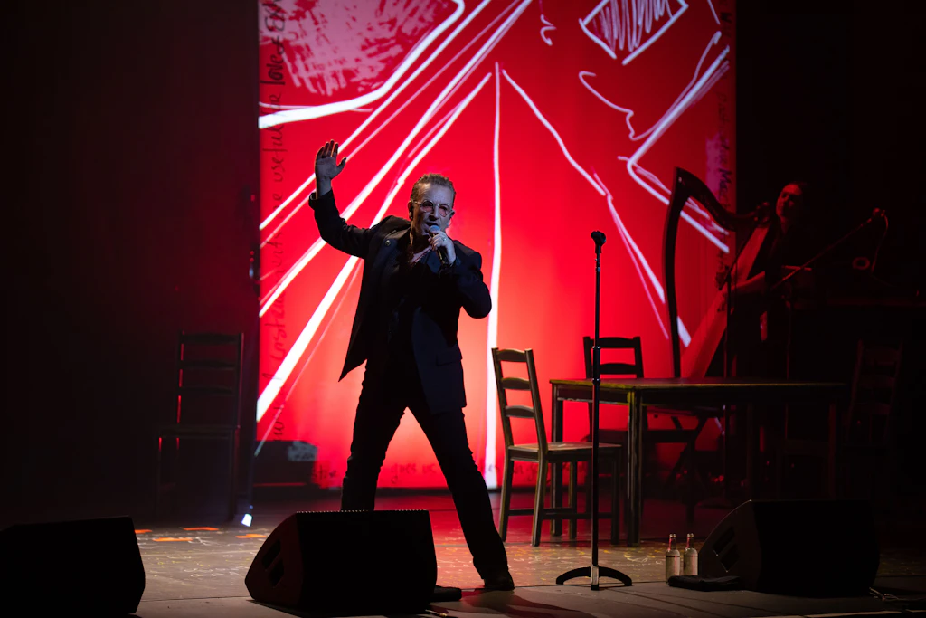 Kitschig, aber beeindruckend: Bono von U2 las in Berlin aus seinen Memoiren