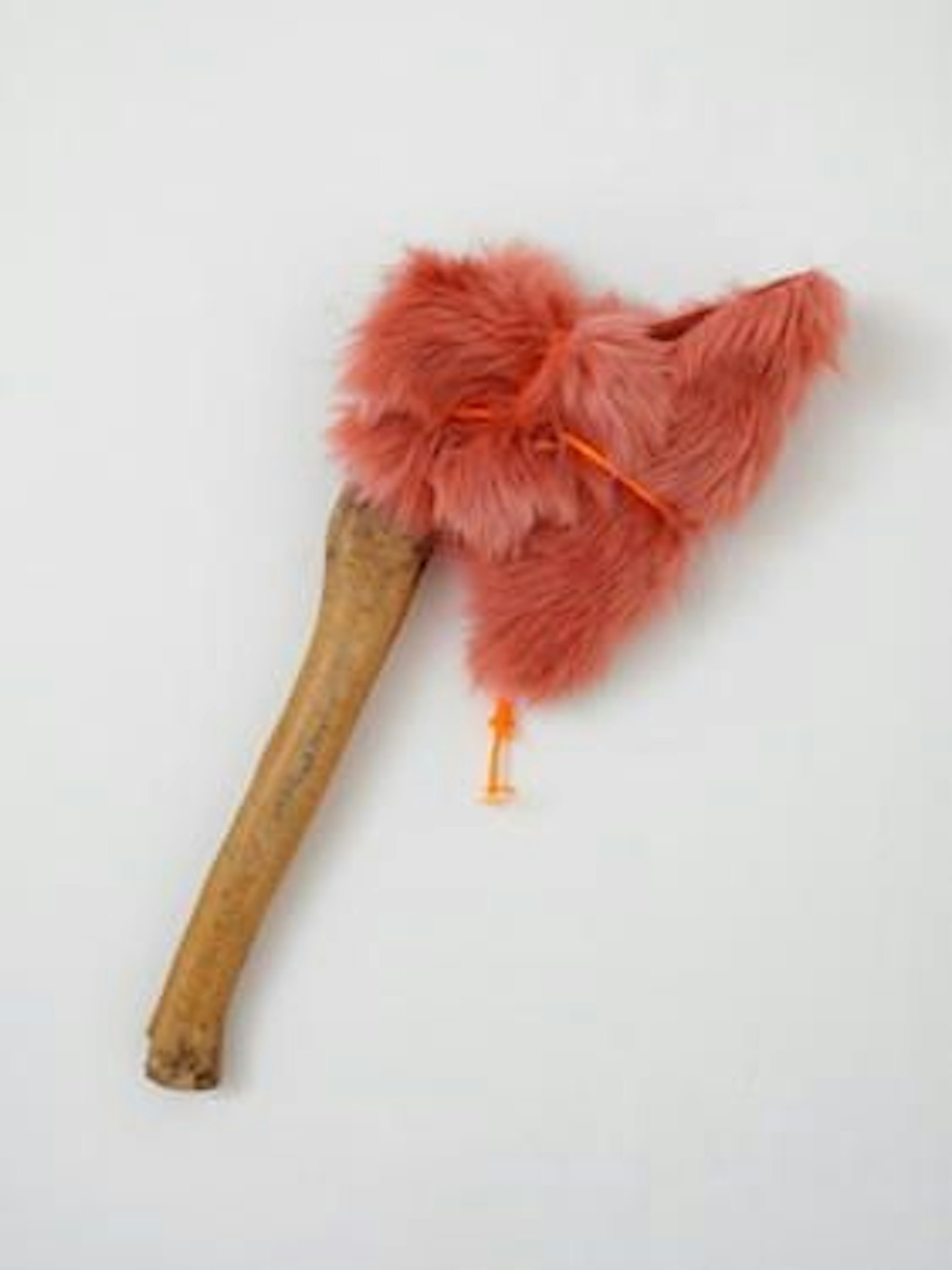 Ricoh Gerbl,&nbsp;Verein der Berliner Künstlerinnen 1867, „Ich möchte lieber nicht“, 2022, Axt, rosa Fell