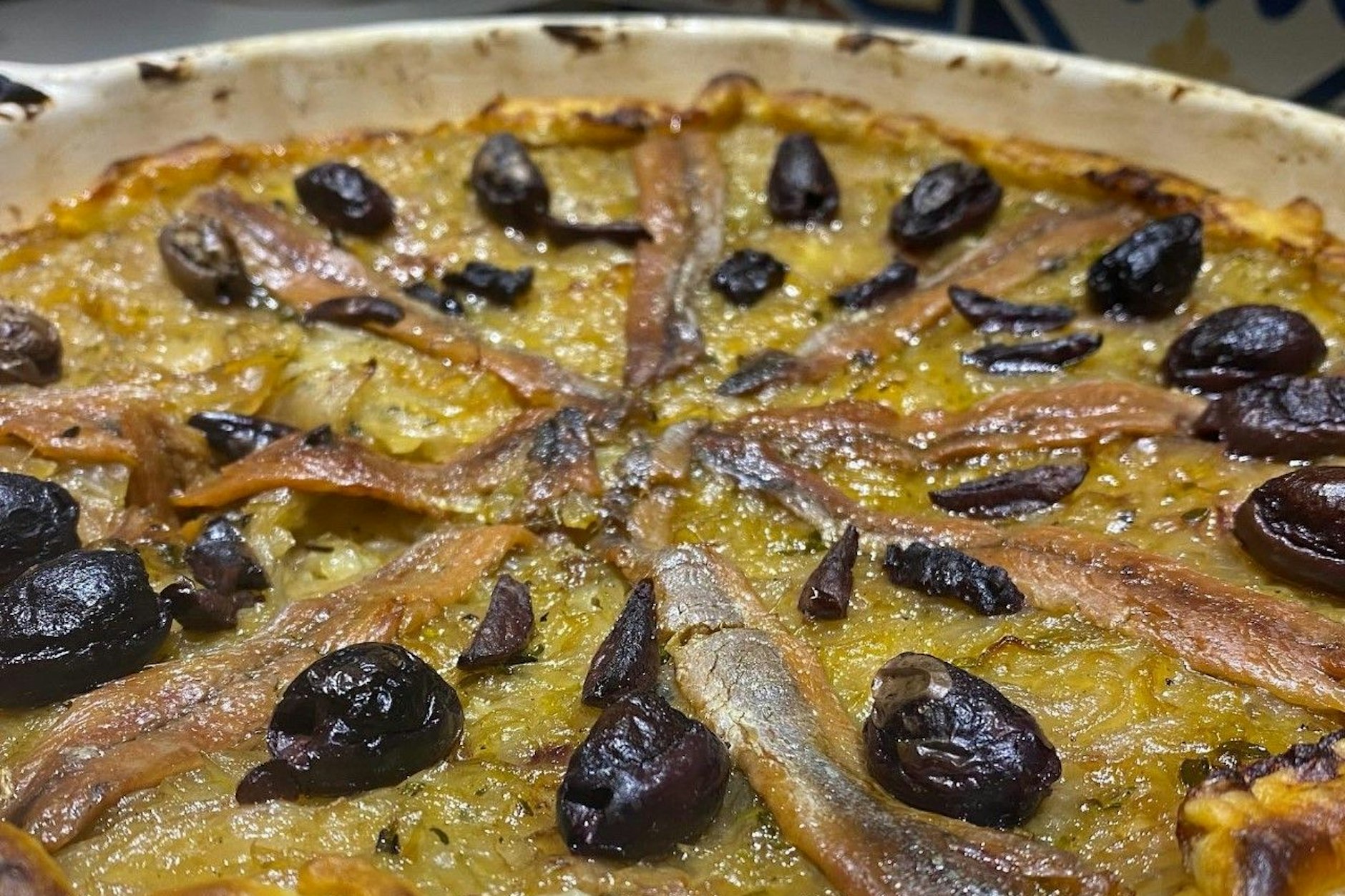 Die Spezialität der Stadt Marseille wärmt in der kalten Jahreszeit von innen. Die Grundzutat? Na klar, Zwiebel! Attribut: Köstlich!